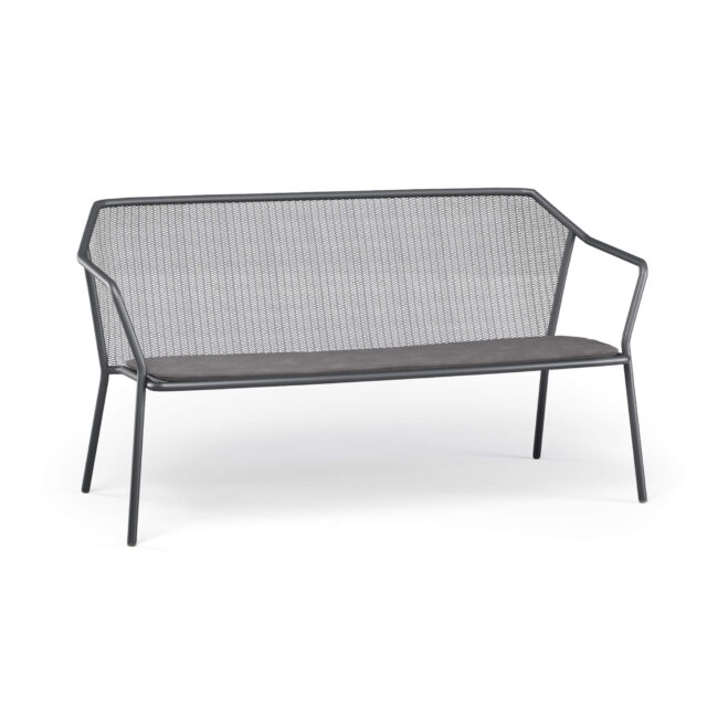 Le proporzioni ergonomiche, la leggerezza delle linee di design e le generose dimensioni della seduta assicurano al divano due posti Darwin un elevato livello di comfort e adattabilità, rendendolo ideale sia per spazi residenziali sia per ambienti contract. Realizzato in acciaio, il divano rievoca riferimenti classici reinterpretati in chiave contemporanea attraverso una raffinata trama in lamiera stirata, inserita in una struttura in tubolare d’acciaio dalle geometrie attuali. La texture di seduta e schienale costituisce il segno distintivo dell’intera collezione Darwin, fondendosi con equilibrio alle linee strutturali.