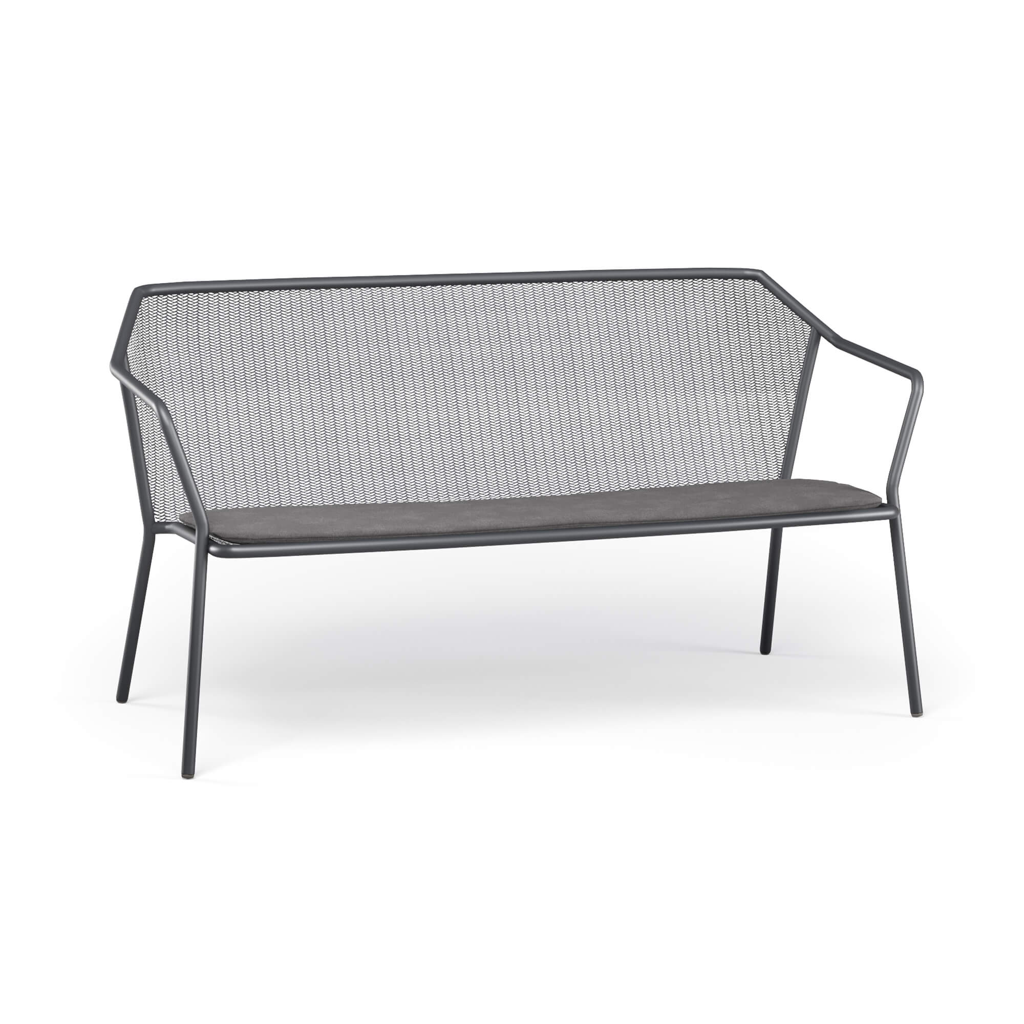 Divano-due-posti-Darwin-da-giardino-in-Acciaio-EMU-arredamenti-da-esterno Le proporzioni ergonomiche, la leggerezza delle linee di design e le generose dimensioni della seduta assicurano al divano due posti Darwin un elevato livello di comfort e adattabilità, rendendolo ideale sia per spazi residenziali sia per ambienti contract. Realizzato in acciaio, il divano rievoca riferimenti classici reinterpretati in chiave contemporanea attraverso una raffinata trama in lamiera stirata, inserita in una struttura in tubolare d’acciaio dalle geometrie attuali. La texture di seduta e schienale costituisce il segno distintivo dell’intera collezione Darwin, fondendosi con equilibrio alle linee strutturali.