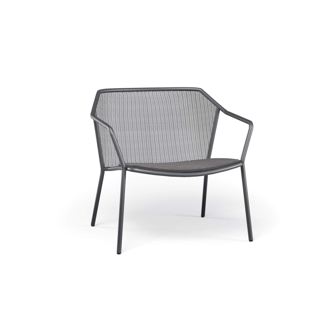 Poltrona-Darwin-da-giardino-in-Acciaio-EMU-arredamenti-da-esterno Le proporzioni ergonomiche, la leggerezza del design e le ampie dimensioni di seduta garantiscono alla poltrona Darwin massimo comfort e versatilità, rendendola adatta sia ad ambienti privati sia a contesti contract. Realizzata in acciaio, la poltrona richiama suggestioni classiche reinterpretate in chiave contemporanea attraverso una raffinata trama in lamiera stirata, inserita in una struttura in tubolare d’acciaio dalle geometrie moderne. La texture di seduta e schienale rappresenta l’elemento distintivo dell’intera collezione Darwin, integrandosi armoniosamente con le linee strutturali.