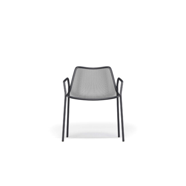 La poltroncina Round, con struttura portante in tubolare di acciaio e seduta e schienale in lamiera stirata zincata a caldo, unisce robustezza e leggerezza in un design armonioso. Seduta e schienale, sagomati tramite stampo di imbutitura, avvolgono il corpo con comfort naturale, rendendo ogni momento di pausa piacevole e rilassante. Disponibile in un’ampia gamma di colori, la poltroncina Round aggiunge versatilità, stile e personalità a ogni ambiente, trasformandolo in un luogo armonioso dove estetica, funzionalità e comfort si fondono in perfetta sintonia, per vivere l’outdoor con leggerezza e stile senza tempo. Round è una collezione, design Christophe Pillet, che celebra equilibrio, armonia e discrezione, trasformando ogni spazio outdoor in un ambiente elegante e contemporaneo. Le forme leggere e pulite definiscono gli arredi con naturale raffinatezza, creando atmosfere accoglienti e ricercate.