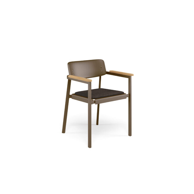 La poltroncina Shine, realizzata in alluminio e firmata da Arik Levy, esprime una visione dell’abitare contemporaneo fatta di essenzialità e naturalezza, pensata per accompagnare con eleganza i momenti di convivialità di ogni giorno. Ideale intorno a un tavolo da pranzo all’aperto, su una terrazza cittadina o all’interno di ambienti dal gusto minimal, contribuisce a creare un’atmosfera distesa e accogliente, in cui il design si integra armoniosamente con la quotidianità. Le sue linee pulite e leggere danno vita a un’estetica sobria ma distintiva, capace di inserirsi con facilità in contesti moderni, residenziali o contract. La struttura in alluminio ne assicura un utilizzo versatile, adatto sia agli spazi indoor che outdoor, offrendo solidità, praticità e durata nel tempo senza rinunciare allo stile. Shine valorizza gli ambienti con discrezione, incarnando un’idea di lifestyle autentico, funzionale e senza tempo.