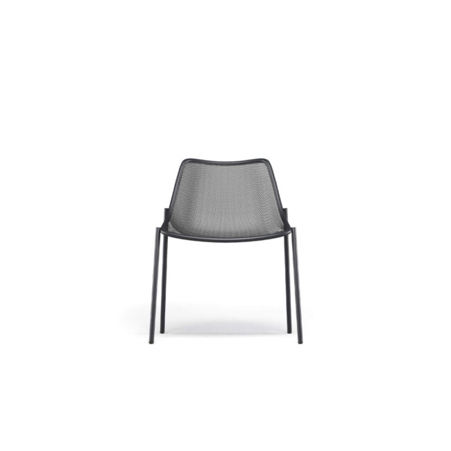 Round è una collezione, design Christophe Pillet, che celebra equilibrio, armonia e discrezione, trasformando ogni spazio outdoor in un ambiente elegante e contemporaneo. Le forme leggere e pulite definiscono gli arredi con naturale raffinatezza, creando atmosfere accoglienti e ricercate. La sedia Round, con struttura portante in tubolare di acciaio e seduta e schienale in lamiera stirata zincata a caldo, unisce robustezza e leggerezza in un design armonioso. Seduta e schienale, sagomati tramite stampo di imbutitura, avvolgono il corpo con comfort naturale, rendendo ogni momento di pausa piacevole e rilassante. Disponibile in un’ampia gamma di colori, Round aggiunge versatilità, stile e personalità a ogni ambiente, trasformandolo in un luogo armonioso dove estetica, funzionalità e comfort si fondono in perfetta sintonia, per vivere l’outdoor con leggerezza e stile senza tempo.