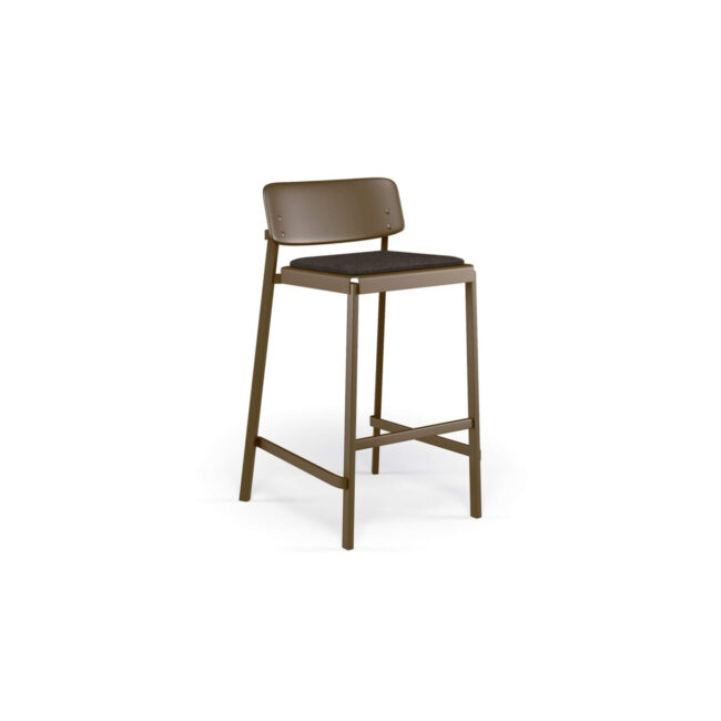 Lo sgabello Shine, firmato da Arik Levy e realizzato in alluminio, racconta un modo di vivere contemporaneo fatto di essenzialità e naturale eleganza, pensato per accompagnare con stile i momenti di convivialità di ogni giorno. Ideale accanto a un tavolo alto, a un bancone outdoor, su una terrazza urbana o in spazi indoor dal gusto minimal, contribuisce a creare un’atmosfera rilassata e accogliente, in cui il design si integra con armonia nella quotidianità. Le linee pulite e leggere delineano un’estetica sobria ma distintiva, capace di inserirsi con naturalezza in contesti moderni, sia residenziali che contract. La struttura in alluminio assicura una grande versatilità d’uso, rendendo lo sgabello adatto sia agli ambienti interni che esterni e garantendo resistenza, praticità e durata nel tempo, senza rinunciare allo stile. Shine completa gli spazi con discrezione, esprimendo un’idea di lifestyle autentico, funzionale e senza tempo.
