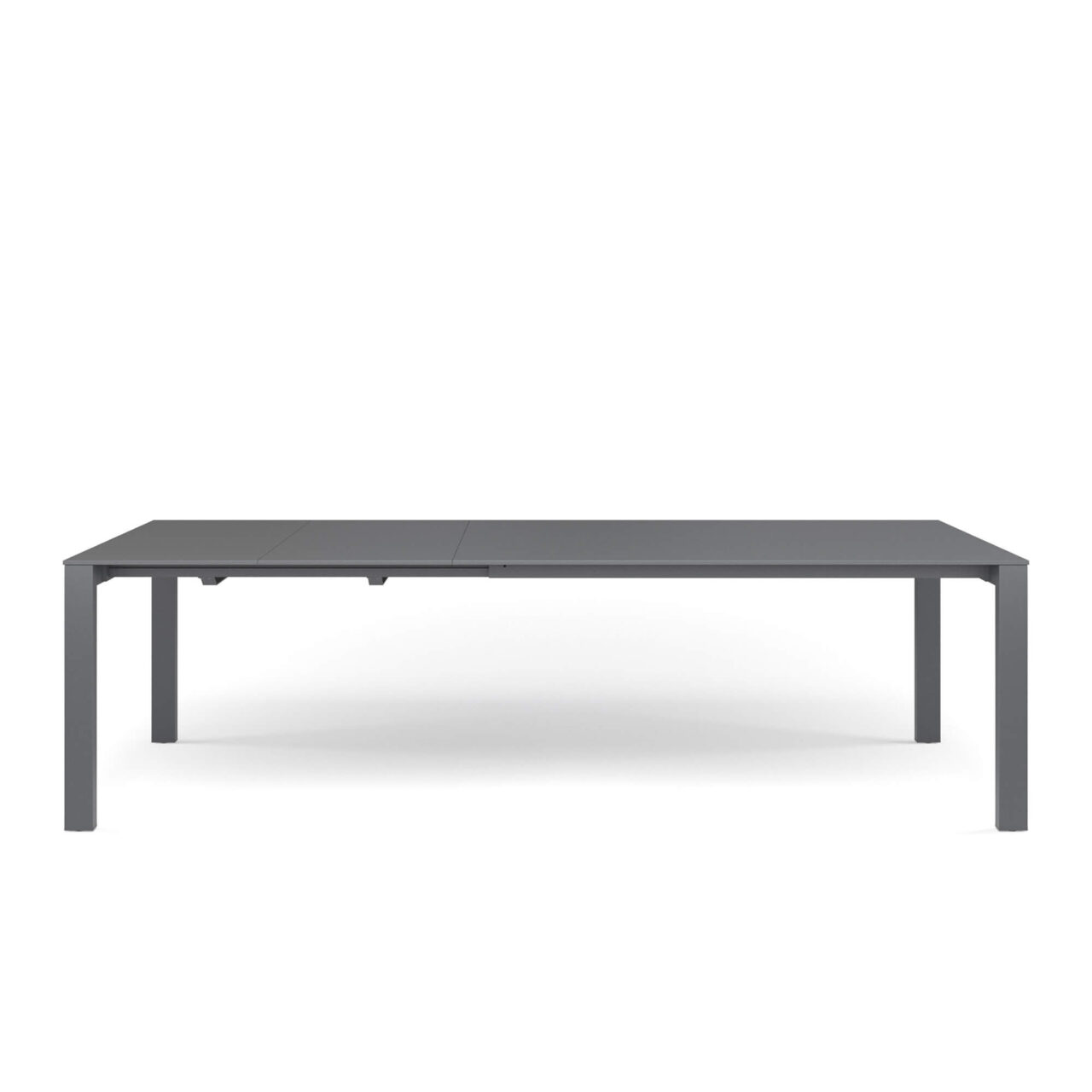 Tavolo-allungabile-Round-con-piano-in-HPL-1605454x100-cm-e-struttura-in-acciaio Il tavolo allungabile Round da sei/dieci posti, design Christophe Pillet, è l’equilibrio perfetto tra eleganza, leggerezza e solidità. La base in acciaio, unita al piano in HPL disponibile in diversi colori, crea un’armonia visiva che unisce robustezza e leggerezza in modo naturale. Con le sue dimensioni generose da chiuso di 160x100 cm e allungabile fino a 268x100 cm grazie alle due pratiche prolunghe, il tavolo Round permette di aggiungere 2 o 4 posti extra, adattandosi con stile a ogni occasione conviviale. Disponibile in un’ampia gamma di colori, porta personalità, versatilità e carattere in ogni ambiente, trasformandolo in uno spazio accogliente e armonioso, dove estetica, funzionalità e comfort si fondono con naturalezza. La collezione Round celebra equilibrio, discrezione e armonia, definendo spazi outdoor eleganti e contemporanei, in cui linee pulite e leggere creano atmosfere raffinate e senza tempo, capaci di rendere ogni momento all’aperto un’esperienza di stile e piacere.
