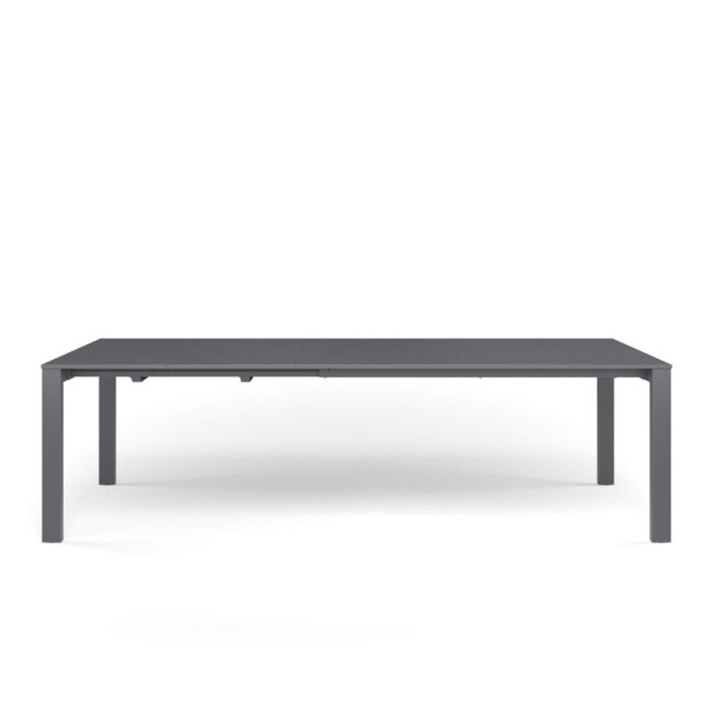 Il tavolo allungabile Round da sei/dieci posti, design Christophe Pillet, è l’equilibrio perfetto tra eleganza, leggerezza e solidità. La base in acciaio, unita al piano in lamiera piena, crea un’armonia visiva che unisce robustezza e leggerezza in modo naturale. Con le sue dimensioni generose da chiuso di 160x100 cm e allungabile fino a 268x100 cm grazie alle due pratiche prolunghe, il tavolo Round permette di aggiungere 2 o 4 posti extra, adattandosi con stile a ogni occasione conviviale. Disponibile in un’ampia gamma di colori, porta personalità, versatilità e carattere in ogni ambiente, trasformandolo in uno spazio accogliente e armonioso, dove estetica, funzionalità e comfort si fondono con naturalezza. La collezione Round celebra equilibrio, discrezione e armonia, definendo spazi outdoor eleganti e contemporanei, in cui linee pulite e leggere creano atmosfere raffinate e senza tempo, capaci di rendere ogni momento all’aperto un’esperienza di stile e piacere.