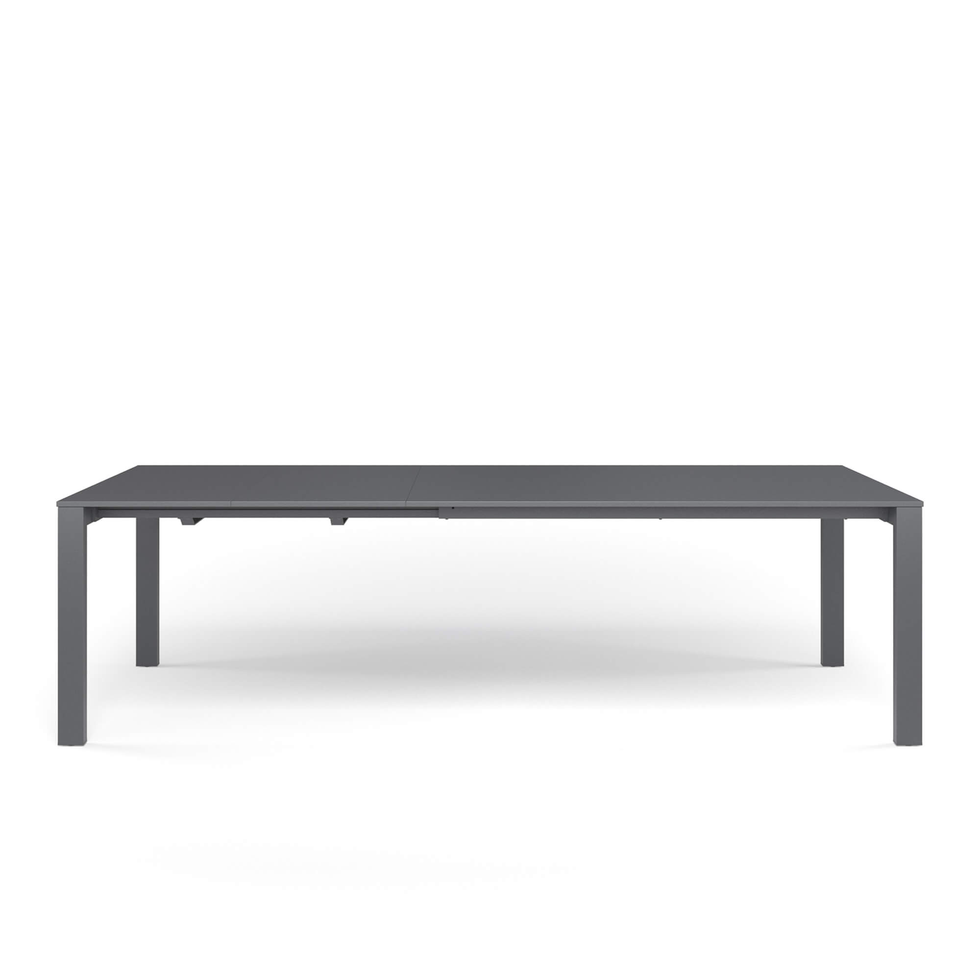 Tavolo-allungabile-Round-con-piano-in-lamiera-di-acciaio-1605454x100-cm Il tavolo allungabile Round da sei/dieci posti, design Christophe Pillet, è l’equilibrio perfetto tra eleganza, leggerezza e solidità. La base in acciaio, unita al piano in lamiera piena, crea un’armonia visiva che unisce robustezza e leggerezza in modo naturale. Con le sue dimensioni generose da chiuso di 160x100 cm e allungabile fino a 268x100 cm grazie alle due pratiche prolunghe, il tavolo Round permette di aggiungere 2 o 4 posti extra, adattandosi con stile a ogni occasione conviviale. Disponibile in un’ampia gamma di colori, porta personalità, versatilità e carattere in ogni ambiente, trasformandolo in uno spazio accogliente e armonioso, dove estetica, funzionalità e comfort si fondono con naturalezza. La collezione Round celebra equilibrio, discrezione e armonia, definendo spazi outdoor eleganti e contemporanei, in cui linee pulite e leggere creano atmosfere raffinate e senza tempo, capaci di rendere ogni momento all’aperto un’esperienza di stile e piacere.