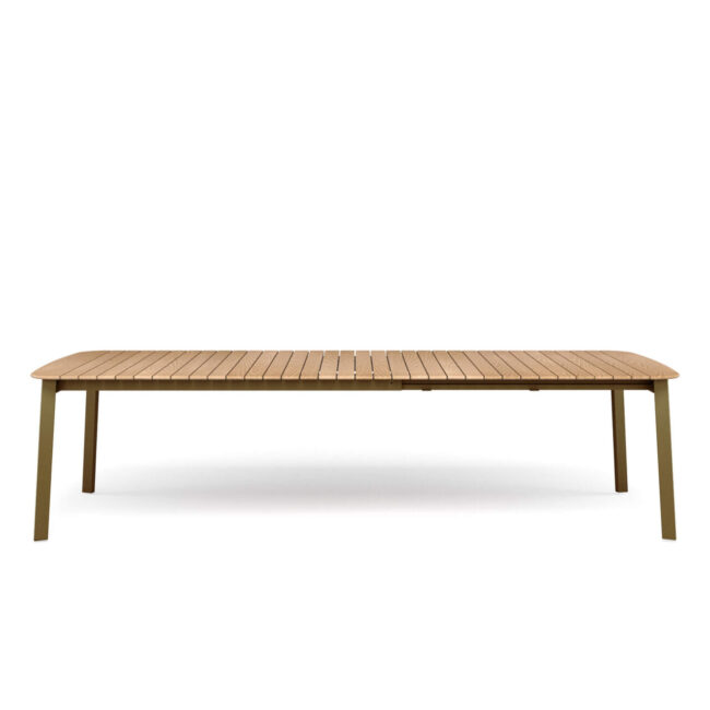 Il tavolo allungabile Shine, disegnato da Arik Levy e realizzato in alluminio e teak, incarna uno stile di vita contemporaneo fatto di essenzialità ed eleganza naturale. Concepito per accompagnare con stile i momenti di convivialità quotidiana, si adatta perfettamente a spazi aperti o minimalisti, creando un'atmosfera rilassata e accogliente dove il design si fonde armoniosamente con la vita di tutti i giorni. Le linee pulite e leggere definiscono un'estetica sobria ma distintiva, capace di inserirsi con naturalezza in contesti moderni, sia residenziali che contract. La struttura in alluminio garantisce versatilità e resistenza, rendendo il tavolo adatto sia a spazi interni che esterni. L’ampio piano in teak 180x100 cm aggiunge un tocco materico e naturale, creando un elegante contrasto con il metallo. Grazie alle due prolunghe in teak, il piano può raggiungere la lunghezza massima di 292cm. Il piano in teak, elegante e materico, aggiunge una sensazione calda e naturale, creando un raffinato dialogo con il metallo. Un dettaglio che arricchisce l’esperienza estetica e sensoriale, rendendo il tavolo Shine confortevole e piacevole anche al tatto.