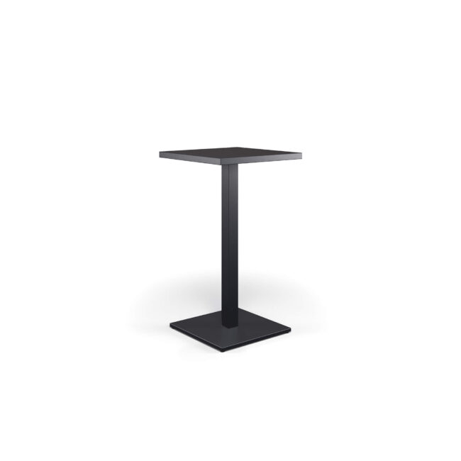 Il tavolo alto Round da due posti, disegnato da Christophe Pillet, è l’equilibrio perfetto tra eleganza, leggerezza e solidità. La base in acciaio, unita al piano in lamiera piena da 60x60 cm alto 75 cm da terra, crea un’armonia visiva che unisce robustezza e leggerezza in modo naturale. Disponibile in un’ampia gamma di colori, il tavolo Round porta personalità, stile e versatilità in ogni ambiente, trasformandolo in uno spazio accogliente e armonioso, dove estetica, funzionalità e comfort convivono con naturalezza. La collezione Round celebra equilibrio, discrezione e armonia, definendo spazi outdoor eleganti e contemporanei, in cui le linee pulite e leggere creano atmosfere raffinate e senza tempo, capaci di rendere ogni momento all’aperto un’esperienza di stile e piacere.