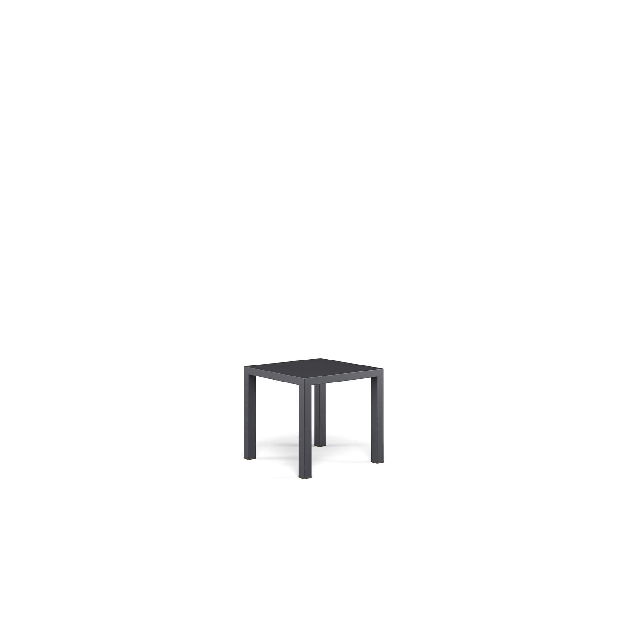 Tavolo-basso-45x45-Round-da-giardino-in-Acciaio-EMU-arredamenti-da-esterno Round è una collezione che celebra equilibrio, armonia e discrezione, trasformando ogni spazio outdoor in un ambiente stilisticamente ricercato ma essenziale. Le linee leggere e pulite definiscono gli arredi con naturale eleganza, creando contesti raffinati e accoglienti. Il tavolo basso, con piano autolivellante in lamiera zincata a caldo, unisce funzionalità e design: le dimensioni di 45x45 cm e l’altezza da terra di 42 cm lo rendono pratico e versatile. La struttura garantisce stabilità su qualsiasi superficie, adattandosi con facilità a spazi indoor e outdoor, e risultando perfetto anche per utilizzo contract. Disponibile in un’ampia gamma di colori, il tavolo basso Round porta stile e personalità in ogni ambiente, trasformandolo in un luogo elegante e armonioso, dove estetica e praticità si incontrano in perfetta sintonia.