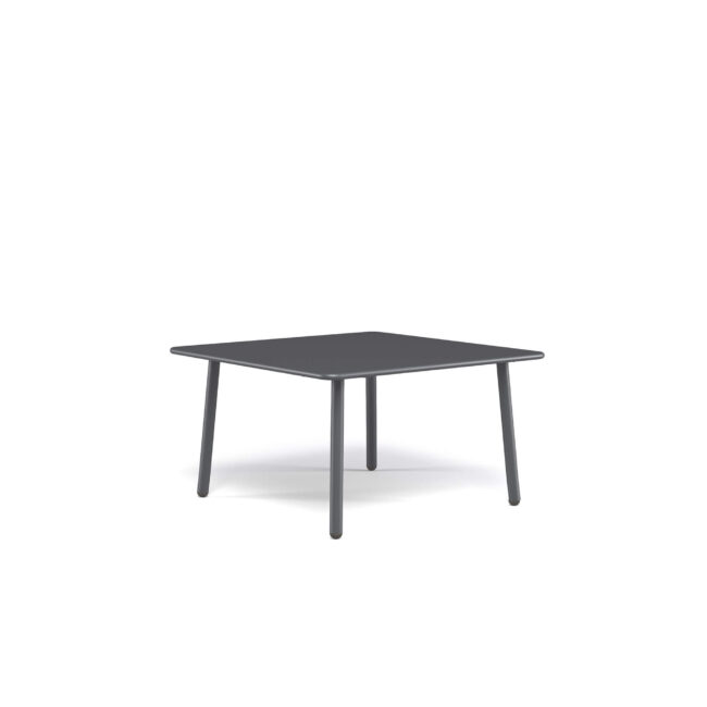 Il tavolo basso Darwin 70x70 cm rappresenta il perfetto equilibrio tra eleganza e funzionalità. Il design leggero ed essenziale cattura l’attenzione, reinterpretando con raffinatezza le suggestioni classiche in chiave contemporanea. Il piano in lamiera prezincata a caldo unisce resistenza e facilità di pulizia, conferendo carattere e personalità all’ambiente. La base a crociera, compatta e solida, garantisce massima stabilità anche su superfici irregolari, mentre i sottopiedi regolabili assicurano un appoggio sempre perfetto. Disponibile in un’ampia gamma di colori, Darwin porta stile e versatilità in ogni contesto, dal living domestico agli spazi contract più esclusivi, adattandosi con naturale eleganza a qualsiasi ambiente.