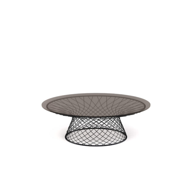 Il tavolo basso Heaven, diametro 120 cm, con piano in cristallo e design di Jean-Marie Massaud, celebra leggerezza ed eleganza senza tempo. La base, realizzata in sottili profili d’acciaio intrecciati e zincati a caldo, crea un raffinato gioco di linee e vuoti che cattura lo sguardo, definendo una silhouette moderna e armoniosa. Il piano in cristallo temperato, disponibile in due colorazioni, illumina l’ambiente e dona al tavolo un senso di leggerezza quasi impalpabile. Heaven trasforma ogni spazio in un luogo elegante e accogliente, dove design contemporaneo e armonia si fondono, diventando protagonista di momenti di relax e convivialità dal carattere unico.
