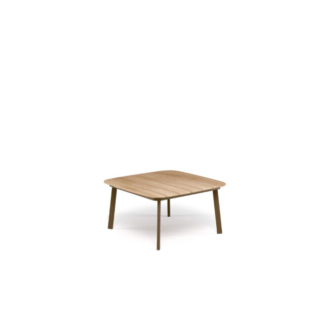 Il tavolo basso Shine, disegnato da Arik Levy e realizzato in alluminio e teak, incarna un lifestyle contemporaneo fatto di essenzialità e naturale eleganza. Perfetto per accompagnare con stile i momenti di convivialità quotidiana, si adatta a spazi aperti o minimalisti, creando un'atmosfera rilassata e accogliente dove il design si integra armoniosamente nella vita di tutti i giorni. Le linee pulite e leggere definiscono un'estetica sobria ma distintiva, capace di inserirsi con naturalezza in contesti moderni, sia residenziali che contract. La struttura in alluminio garantisce versatilità e resistenza, rendendo il tavolo adatto sia a spazi interni che esterni. Il piano in teak 79x79cm aggiunge una nota calda e naturale, creando un raffinato contrasto con il metallo. Un tocco che arricchisce l'esperienza estetica e sensoriale, facendo del tavolo un elemento centrale per momenti di convivialità autentici e senza tempo.
