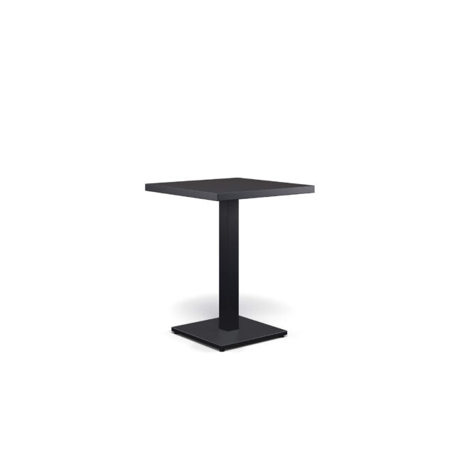 Il tavolo quadrato Round da due posti, disegnato da Christophe Pillet, unisce eleganza, leggerezza e robustezza in un equilibrio perfetto. La base in acciaio combinata all’ampio piano in lamiera piena da 60x60 cm crea un dialogo armonioso tra solidità e leggerezza visiva. Disponibile in un’ampia gamma di colori, il tavolo Round porta personalità, stile e versatilità in ogni ambiente, trasformandolo in uno spazio armonioso dove estetica, funzionalità e comfort si fondono con naturalezza. La collezione Round celebra equilibrio, armonia e discrezione, definendo spazi outdoor eleganti e contemporanei, dove le linee pulite e leggere creano atmosfere raffinate, accoglienti e senza tempo, capaci di rendere ogni momento all’aperto un’esperienza di stile.