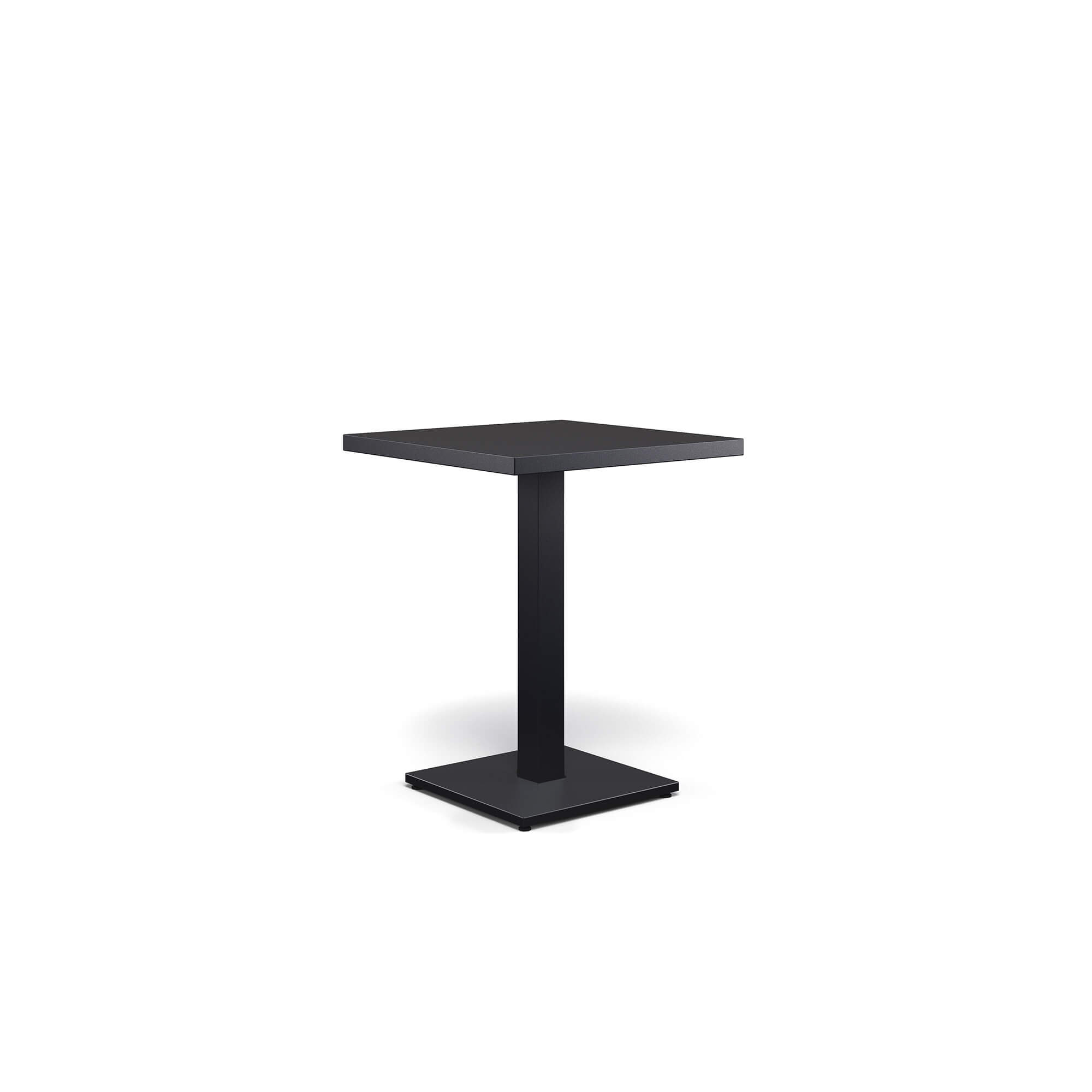 Tavolo-quadrato-60x60-Round-da-giardino-in-Acciaio-EMU-arredamenti-da-esterno Il tavolo quadrato Round da due posti, disegnato da Christophe Pillet, unisce eleganza, leggerezza e robustezza in un equilibrio perfetto. La base in acciaio combinata all’ampio piano in lamiera piena da 60x60 cm crea un dialogo armonioso tra solidità e leggerezza visiva. Disponibile in un’ampia gamma di colori, il tavolo Round porta personalità, stile e versatilità in ogni ambiente, trasformandolo in uno spazio armonioso dove estetica, funzionalità e comfort si fondono con naturalezza. La collezione Round celebra equilibrio, armonia e discrezione, definendo spazi outdoor eleganti e contemporanei, dove le linee pulite e leggere creano atmosfere raffinate, accoglienti e senza tempo, capaci di rendere ogni momento all’aperto un’esperienza di stile.