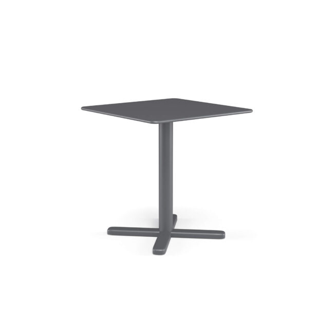 Il tavolo quadrato Darwin 70x70 cm è l’equilibrio perfetto tra eleganza e praticità. Il suo design leggero ed essenziale cattura lo sguardo, reinterpretando con raffinatezza le suggestioni classiche in chiave contemporanea. Il piano in lamiera prezincata a caldo unisce resistenza e facilità di pulizia, aggiungendo carattere e personalità all’ambiente. La base a crociera, compatta e solida, garantisce stabilità senza occupare spazio per le sedute. I sottopiedi regolabili assicurano stabilità perfetta su qualsiasi superficie, anche le più irregolari. Disponibile in un’ampia gamma di colori, Darwin porta stile e versatilità in ogni contesto, dal living domestico agli spazi contract più esclusivi, adattandosi con naturale eleganza a ogni ambiente.