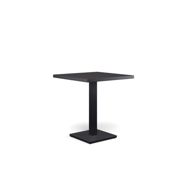 Il tavolo quadrato Round, design Christophe Pillet, unisce eleganza, leggerezza e robustezza in un equilibrio perfetto. La base in acciaio, combinata all’ampio piano in lamiera piena da 70x70 cm, crea un dialogo armonioso tra solidità e leggerezza visiva. Disponibile in un’ampia gamma di colori, il tavolo Round porta personalità, stile e versatilità in ogni ambiente, trasformandolo in uno spazio armonioso dove estetica, funzionalità e comfort si fondono con naturalezza. La collezione Round celebra equilibrio, armonia e discrezione, definendo spazi outdoor eleganti e contemporanei, dove le linee pulite e leggere creano atmosfere raffinate, accoglienti e senza tempo, capaci di rendere ogni momento all’aperto un’esperienza di stile.