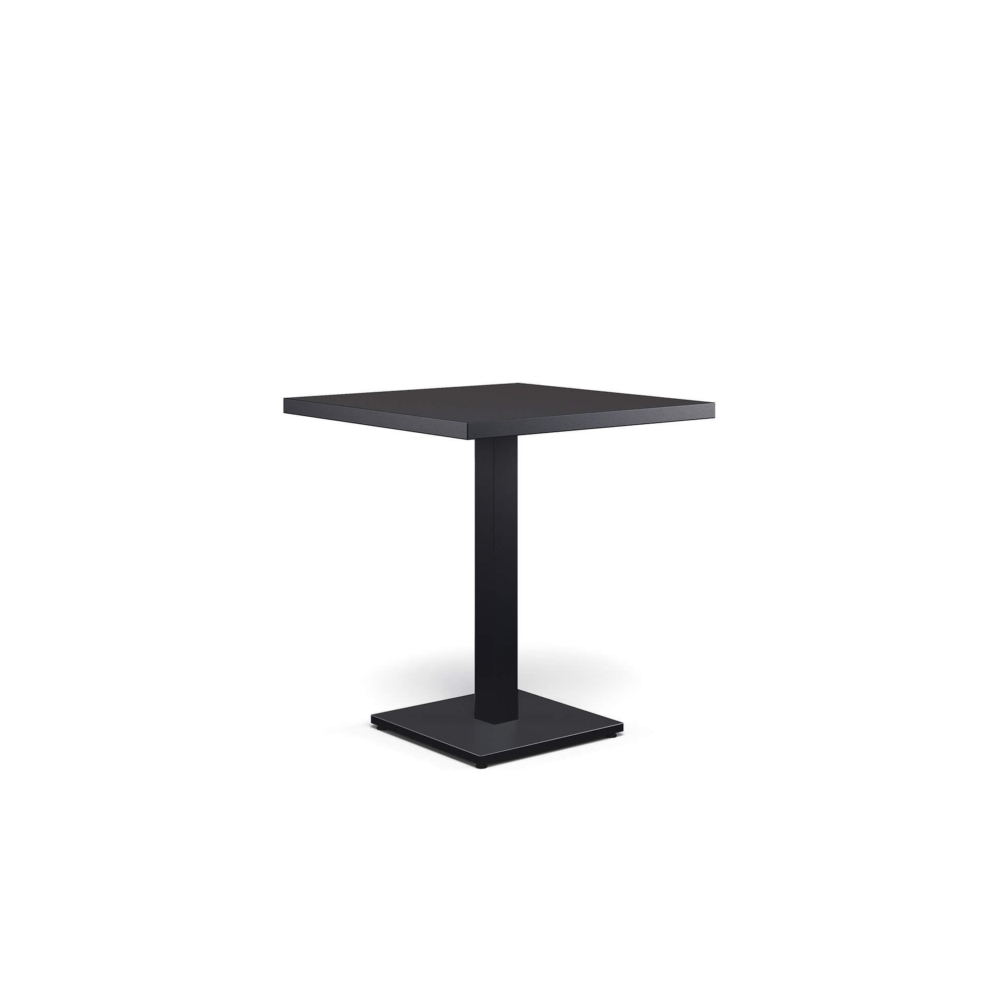 Tavolo-quadrato-70x70-Round-da-giardino-in-Acciaio-EMU-arredamenti-da-esterno Il tavolo quadrato Round, design Christophe Pillet, unisce eleganza, leggerezza e robustezza in un equilibrio perfetto. La base in acciaio, combinata all’ampio piano in lamiera piena da 70x70 cm, crea un dialogo armonioso tra solidità e leggerezza visiva. Disponibile in un’ampia gamma di colori, il tavolo Round porta personalità, stile e versatilità in ogni ambiente, trasformandolo in uno spazio armonioso dove estetica, funzionalità e comfort si fondono con naturalezza. La collezione Round celebra equilibrio, armonia e discrezione, definendo spazi outdoor eleganti e contemporanei, dove le linee pulite e leggere creano atmosfere raffinate, accoglienti e senza tempo, capaci di rendere ogni momento all’aperto un’esperienza di stile.