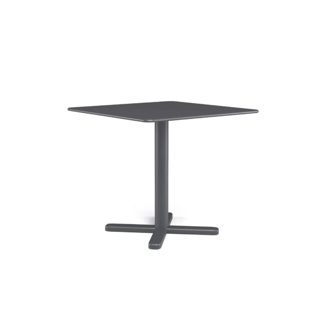 Il tavolo quadrato Darwin 80x80 cm è un invito a vivere lo spazio con stile e leggerezza. Il suo design essenziale e raffinato cattura lo sguardo, armonizzando suggestioni classiche con dettagli contemporanei. Il piano in lamiera prezincata a caldo dona carattere e personalità all’ambiente, mentre la base a crociera, solida ed elegante, garantisce stabilità e sicurezza in ogni situazione. I sottopiedi regolabili permettono al tavolo di adattarsi con facilità anche alle superfici più irregolari, senza rinunciare a comfort ed equilibrio. Disponibile in un’ampia gamma di colori, Darwin trasforma ogni spazio in un luogo accogliente e ricercato, dal living domestico agli ambienti contract più esclusivi, portando con sé versatilità, stile e un’eleganza senza tempo.