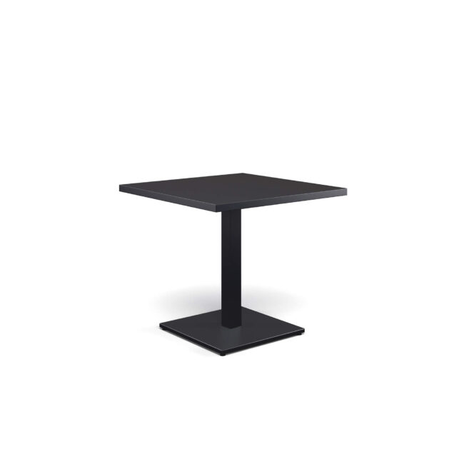 Il tavolo quadrato Round da quattro posti, design Christophe Pillet, è l’equilibrio perfetto tra eleganza, leggerezza e solidità. La base in acciaio, unita all’ampio piano in lamiera piena da 80x80 cm, crea un’armonia visiva che unisce robustezza e leggerezza in modo naturale. Disponibile in un’ampia gamma di colori, il tavolo Round porta personalità, stile e versatilità in ogni ambiente, trasformandolo in uno spazio accogliente e armonioso, dove estetica, funzionalità e comfort convivono con naturalezza. La collezione Round celebra equilibrio, discrezione e armonia, definendo spazi outdoor eleganti e contemporanei, in cui le linee pulite e leggere creano atmosfere raffinate e senza tempo, capaci di rendere ogni momento all’aperto un’esperienza di stile e piacere.