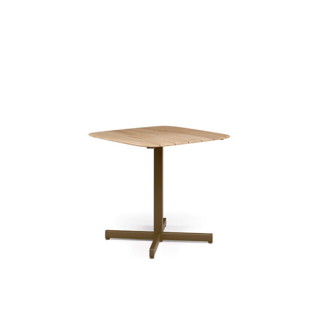 Il tavolo quadrato Shine, disegnato da Arik Levy e realizzato in alluminio e teak, incarna uno stile di vita contemporaneo fatto di essenzialità ed eleganza naturale. Concepito per accompagnare con stile i momenti di convivialità quotidiana, si adatta perfettamente a spazi aperti o minimalisti, creando un'atmosfera rilassata e accogliente dove il design si fonde armoniosamente con la vita di tutti i giorni. Le linee pulite e leggere definiscono un'estetica sobria ma distintiva, capace di inserirsi con naturalezza in contesti moderni, sia residenziali che contract. La struttura in alluminio garantisce versatilità e resistenza, rendendo il tavolo adatto sia a spazi interni che esterni. Il piano in teak 79x79 cm aggiunge un tocco caldo e naturale, creando un elegante contrasto con il metallo. Un dettaglio che arricchisce l'esperienza estetica e sensoriale, facendo del tavolo un elemento centrale per momenti di convivialità autentici e senza tempo.