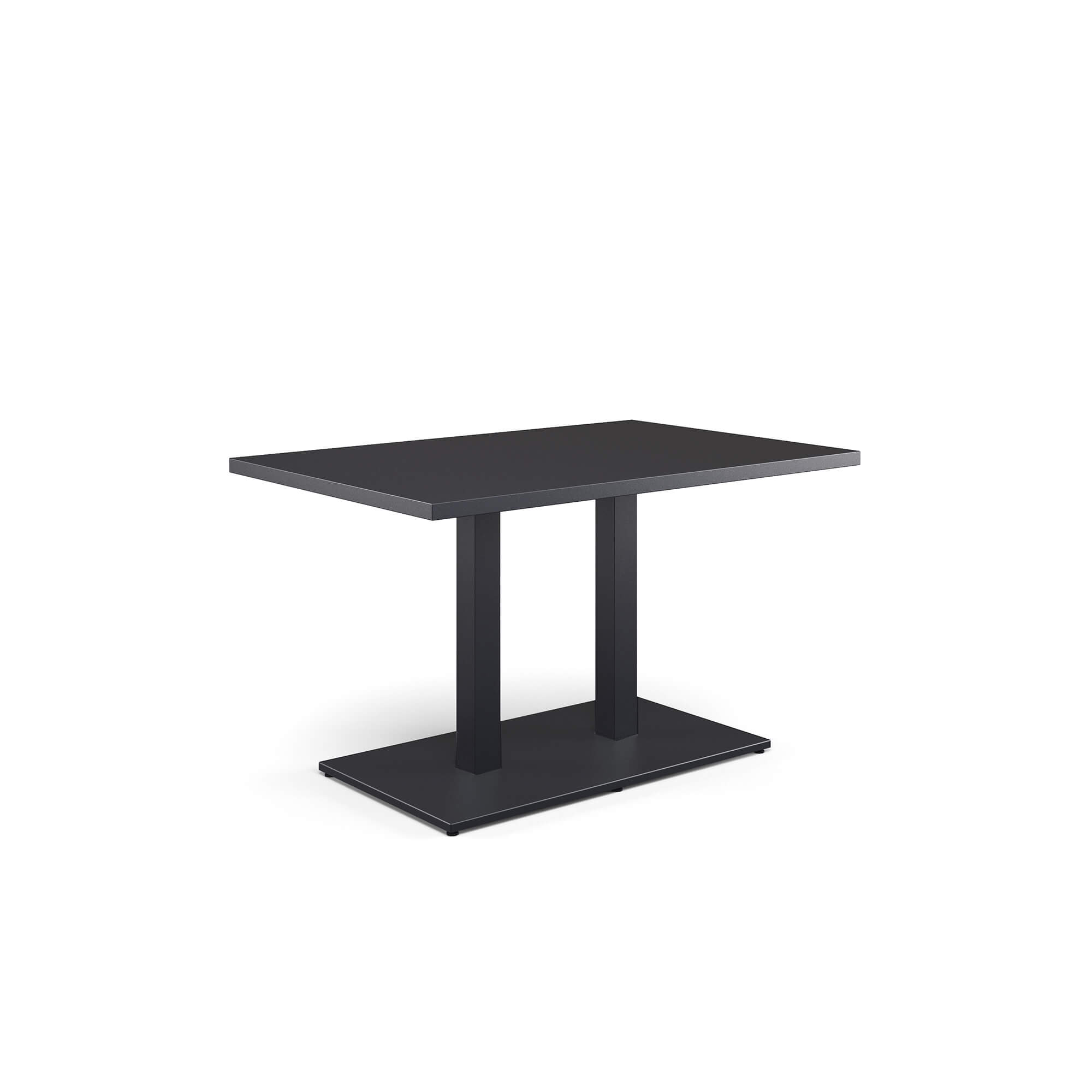 Tavolo-rettangolare-120x80-Round-da-giardino-in-Acciaio-EMU-arredamenti-da-esterno Il tavolo rettangolare Round da quattro posti, disegnato da Christophe Pillet, è l’equilibrio perfetto tra eleganza, leggerezza e solidità. La base in acciaio, unita all’ampio piano in lamiera piena da 120x80 cm, crea un’armonia visiva che unisce robustezza e leggerezza in modo naturale. Disponibile in un’ampia gamma di colori, il tavolo Round porta personalità, stile e versatilità in ogni ambiente, trasformandolo in uno spazio accogliente e armonioso, dove estetica, funzionalità e comfort convivono con naturalezza. La collezione Round celebra equilibrio, discrezione e armonia, definendo spazi outdoor eleganti e contemporanei, in cui le linee pulite e leggere creano atmosfere raffinate e senza tempo, capaci di rendere ogni momento all’aperto un’esperienza di stile e piacere.