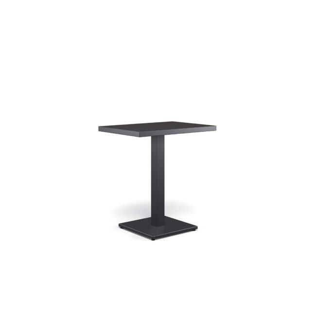Il tavolo rettangolare Round da due posti, disegnato da Christophe Pillet, è l’equilibrio perfetto tra eleganza, leggerezza e solidità. La base in acciaio, unita al piano in lamiera piena da 50x70 cm alto 75 cm da terra, crea un’armonia visiva che unisce robustezza e leggerezza in modo naturale. Disponibile in un’ampia gamma di colori, il tavolo Round porta personalità, stile e versatilità in ogni ambiente, trasformandolo in uno spazio accogliente e armonioso, dove estetica, funzionalità e comfort convivono con naturalezza. La collezione Round celebra equilibrio, discrezione e armonia, definendo spazi outdoor eleganti e contemporanei, in cui le linee pulite e leggere creano atmosfere raffinate e senza tempo, capaci di rendere ogni momento all’aperto un’esperienza di stile e piacere.