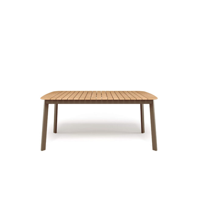 Il tavolo rettangolare Shine, disegnato da Arik Levy e realizzato in alluminio e teak, incarna uno stile di vita contemporaneo fatto di essenzialità ed eleganza naturale. Concepito per accompagnare con stile i momenti di convivialità quotidiana, si adatta perfettamente a spazi aperti o minimalisti, creando un'atmosfera rilassata e accogliente dove il design si fonde armoniosamente con la vita di tutti i giorni. Le linee pulite e leggere definiscono un'estetica sobria ma distintiva, capace di inserirsi con naturalezza in contesti moderni, sia residenziali che contract. La struttura in alluminio garantisce versatilità e resistenza, rendendo il tavolo adatto sia a spazi interni che esterni. L’ampio piano in teak 166x100 cm, elegante e materico, aggiunge una sensazione calda e naturale, creando un raffinato dialogo con il metallo. Un dettaglio che arricchisce l’esperienza estetica e sensoriale, rendendo il tavolo Shine confortevole e piacevole anche al tatto.