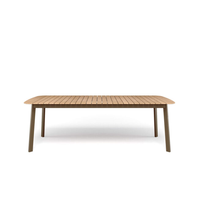 Il tavolo rettangolare Shine, firmato da Arik Levy e realizzato in alluminio e teak, racconta un modo di vivere contemporaneo fatto di essenzialità e naturale eleganza, pensato per accompagnare con stile i momenti di convivialità di ogni giorno. Ideale per spazi aperti o minimalisti, contribuisce a creare un'atmosfera rilassata e accogliente, dove il design si integra con armonia nella quotidianità. Le linee pulite e leggere delineano un'estetica sobria ma distintiva, capace di inserirsi con naturalezza in contesti moderni, sia residenziali che contract. La struttura in alluminio assicura versatilità e resistenza, rendendo il tavolo adatto a ambienti interni ed esterni. Il piano in teak 225x100cm introduce una nota calda e naturale, creando un raffinato contrasto con il metallo. Un dettaglio che valorizza l'esperienza estetica e sensoriale, rendendo il tavolo un elemento centrale per momenti di convivialità autentici e senza tempo.