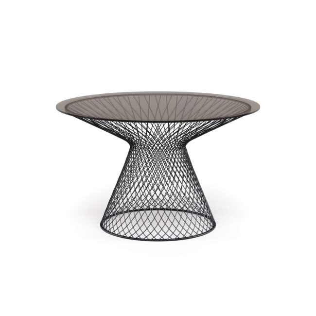 Il tavolo tondo Heaven, diametro 120 cm, con piano in cristallo e design di Jean-Marie Massaud, celebra leggerezza ed eleganza senza tempo. La base, realizzata in sottili profili d’acciaio intrecciati e zincati a caldo, crea un raffinato gioco di linee e vuoti che cattura lo sguardo, definendo una silhouette armoniosa e moderna. Il piano in cristallo temperato, disponibile in due colorazioni, illumina l’ambiente e dona una sensazione di leggerezza quasi impalpabile. Heaven trasforma ogni spazio in un luogo elegante e accogliente, dove design contemporaneo e armonia si incontrano, diventando il cuore raffinato di ogni momento conviviale.