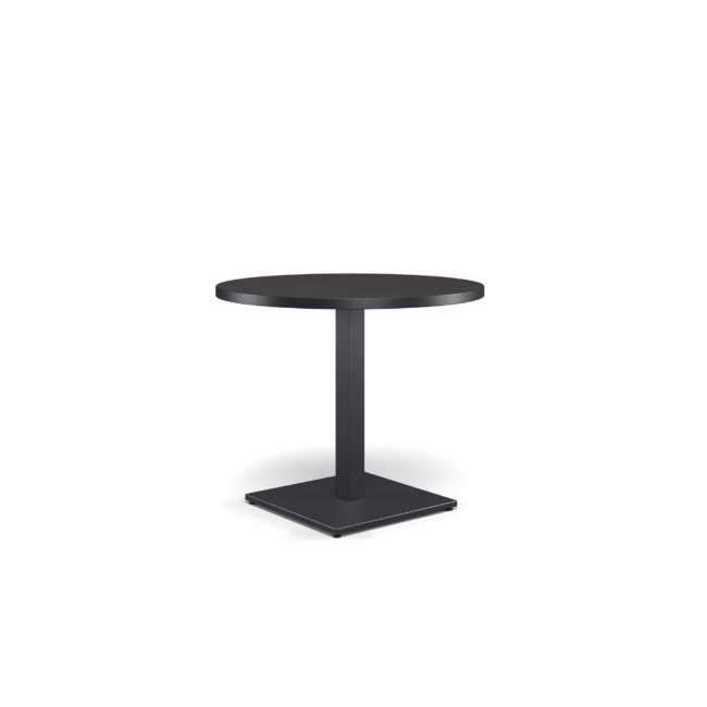 Il tavolo tondo Round, disegnato da Christophe Pillet, è l’incontro perfetto tra eleganza, leggerezza e robustezza. La base in acciaio, unita all’ampio piano in lamiera piena di diametro 90 cm, bilancia solidità e leggerezza visiva con armonia naturale. Disponibile in un’ampia gamma di colori, il tavolo Round porta stile, versatilità e personalità in ogni ambiente, trasformandolo in uno spazio armonioso dove estetica, funzionalità e comfort si fondono con naturalezza. La collezione Round celebra equilibrio, armonia e discrezione, definendo spazi outdoor eleganti e contemporanei, dove le linee leggere e pulite creano atmosfere raffinate, accoglienti e senza tempo.