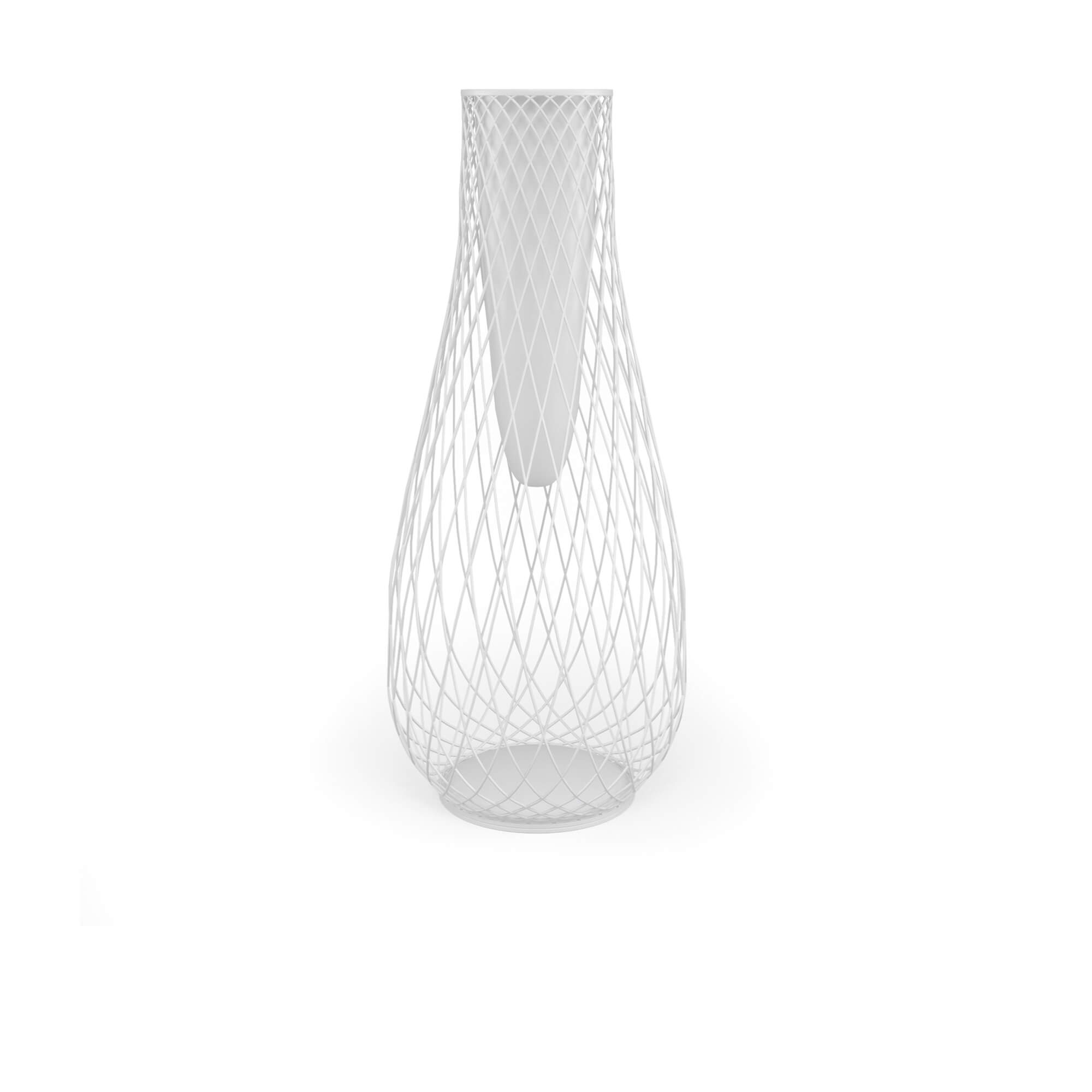 Vaso-alto-Heaven-da-giardino-in-Acciaio-EMU-arredamenti-da-esterno Il vaso alto Heaven, design Jean-Marie Massaud, celebra leggerezza ed eleganza senza tempo, portando un tocco raffinato in ogni ambiente. La sua presenza arricchisce con armonia spazi domestici e contract, conferendo personalità e stile. La base, realizzata in un sinuoso reticolo di tondini d’acciaio zincati a caldo, crea un raffinato intreccio di linee e vuoti che cattura lo sguardo, definendo una silhouette moderna e leggera. Il corpo in polietilene aggiunge un tocco di contemporaneità e versatilità, rendendo il vaso perfetto per valorizzare piante o fiori in modo elegante e discreto. Heaven trasforma lo spazio in un luogo accogliente e sofisticato, dove design e leggerezza si fondono in armonia, diventando protagonista di ogni ambiente.