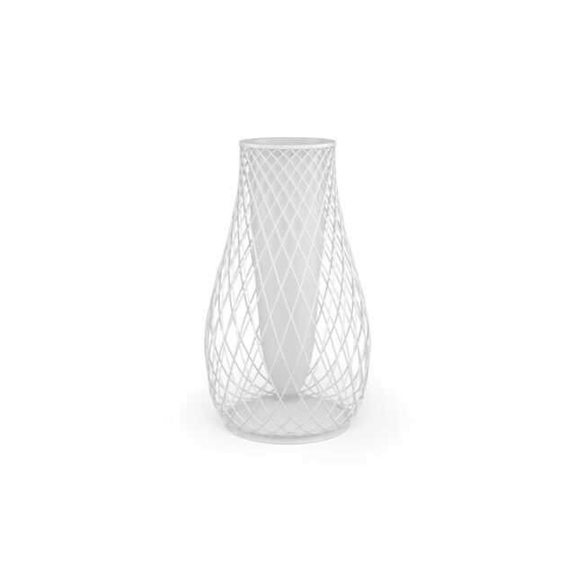 Il vaso basso Heaven, design Jean-Marie Massaud, è un inno alla leggerezza e all’eleganza senza tempo. La sua presenza aggiunge un tocco raffinato e armonioso, capace di valorizzare con stile ogni ambiente, dal living domestico agli spazi contract più ricercati. La base, realizzata in un delicato reticolo di tondini d’acciaio zincati a caldo, intreccia linee e vuoti con leggerezza, creando una silhouette moderna e affascinante. Il corpo in polietilene conferisce contemporaneità e versatilità, rendendo il vaso perfetto per esaltare piante o fiori con discrezione ed eleganza. Heaven trasforma ogni spazio in un luogo accogliente e sofisticato, dove design e leggerezza si fondono in armonia, diventando il dettaglio distintivo che impreziosisce l’ambiente.