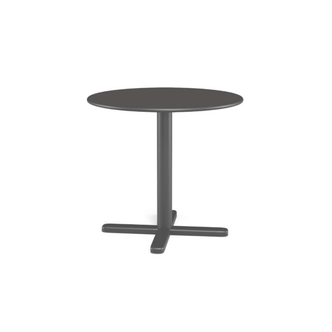 Il tavolo Darwin con piano abbattibile da 60 cm di diametro è la perfetta combinazione di stile e funzionalità. Il suo design leggero ed essenziale cattura lo sguardo, reinterpretando con eleganza suggestioni classiche in chiave contemporanea. Il piano in lamiera prezincata a caldo non solo garantisce resistenza e facilità di pulizia, ma conferisce anche un tocco di carattere all’ambiente. La base a crociera, solida e compatta, offre stabilità senza occupare spazio, mentre lo snodo in pressofusione di alluminio rende il piano facilmente abbattibile, trasformando il tavolo in una soluzione salvaspazio pratica e intelligente. I sottopiedi regolabili assicurano stabilità perfetta su qualsiasi superficie, anche le più irregolari. Disponibile in un’ampia gamma di colori, Darwin porta versatilità e stile in ogni contesto, dal living domestico agli spazi contract più sofisticati, adattandosi con naturale eleganza a ogni ambiente.
