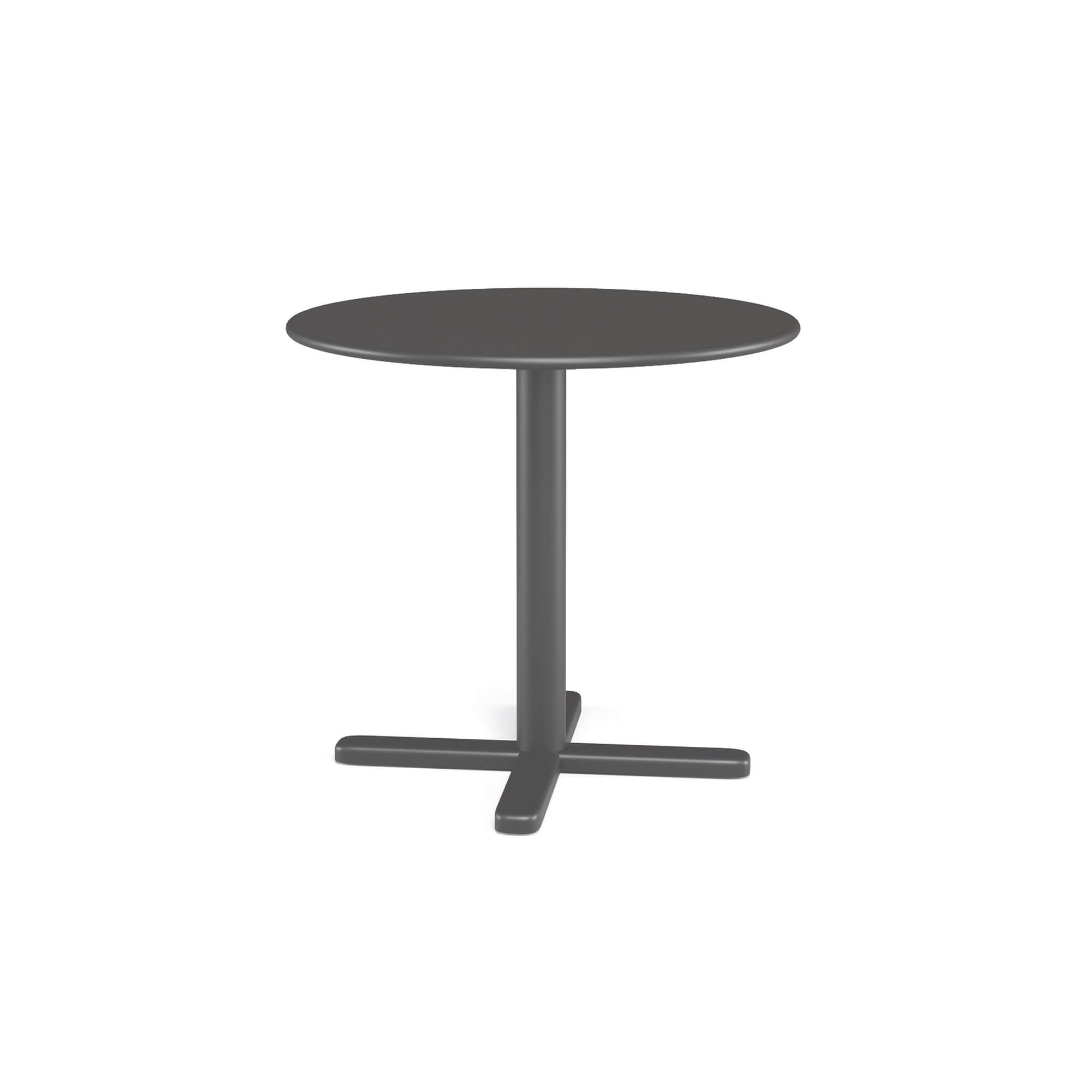 Tavolo-abbattibile-d60-Darwin-da-giardino-in-Acciaio-EMU-arredamenti-da-esterno Il tavolo Darwin con piano abbattibile da 60 cm di diametro è la perfetta combinazione di stile e funzionalità. Il suo design leggero ed essenziale cattura lo sguardo, reinterpretando con eleganza suggestioni classiche in chiave contemporanea. Il piano in lamiera prezincata a caldo non solo garantisce resistenza e facilità di pulizia, ma conferisce anche un tocco di carattere all’ambiente. La base a crociera, solida e compatta, offre stabilità senza occupare spazio, mentre lo snodo in pressofusione di alluminio rende il piano facilmente abbattibile, trasformando il tavolo in una soluzione salvaspazio pratica e intelligente. I sottopiedi regolabili assicurano stabilità perfetta su qualsiasi superficie, anche le più irregolari. Disponibile in un’ampia gamma di colori, Darwin porta versatilità e stile in ogni contesto, dal living domestico agli spazi contract più sofisticati, adattandosi con naturale eleganza a ogni ambiente.