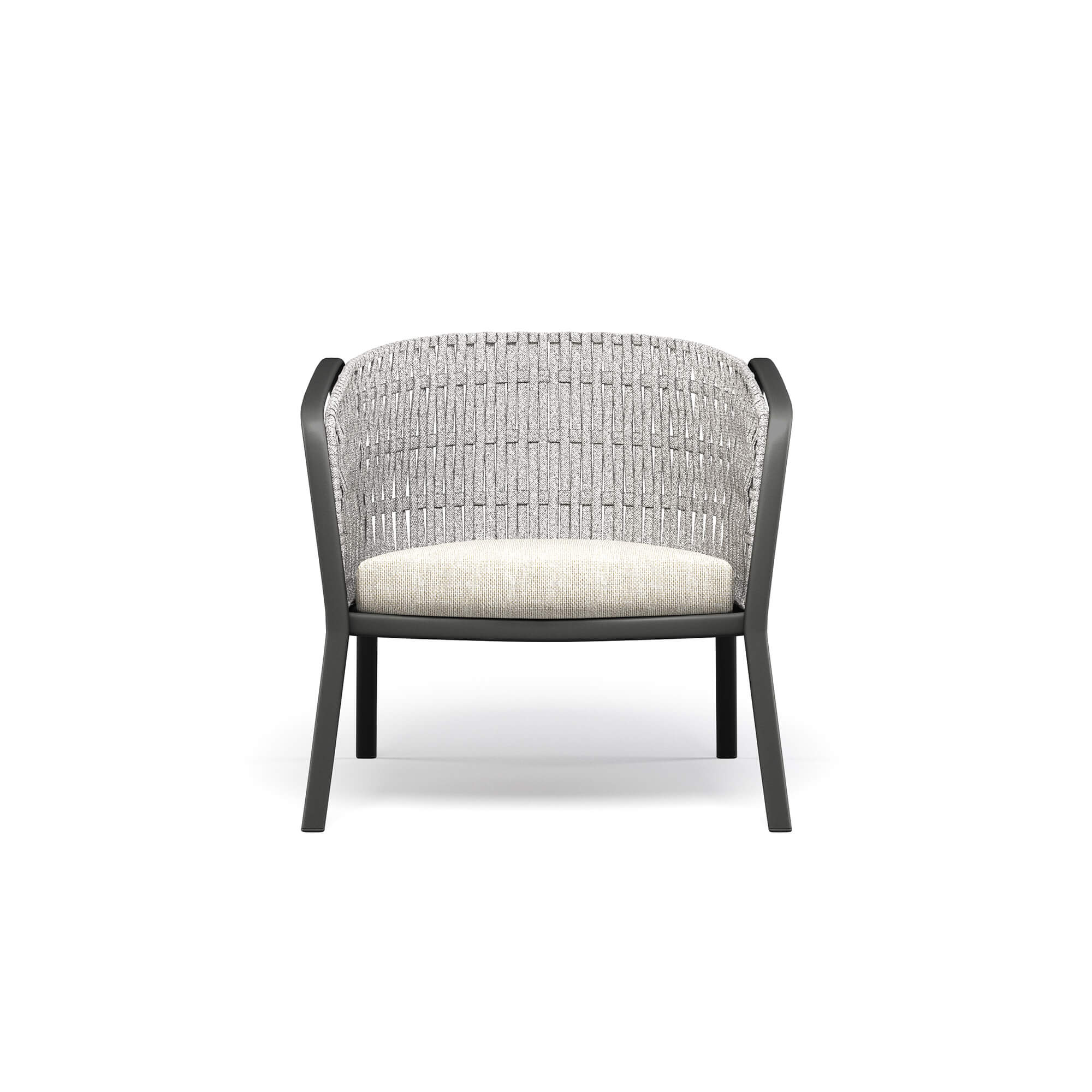 Poltrona-Carousel-da-giardino-in-Alluminio-e-Corda-sintetica-EMU-arredamenti-da-esterno2 La poltroncina Carousel con intreccio piatto è pensata per combinare design contemporaneo e alte prestazioni, rendendola una soluzione ideale per progetti di arredo outdoor e arredamento per esterni di alta qualità. La struttura a cavalletto in tubolare di alluminio garantisce leggerezza, robustezza e durabilità nel tempo, risultando perfetta per l’utilizzo in ambienti esterni. Il sedile in lega di alluminio imbutita, modellato per ottenere una forma essenziale ed elegante, è fissato alla struttura tramite saldatura strutturale TIG, una tecnologia che assicura massima resistenza, affidabilità nel tempo e un elevato standard estetico. La struttura dello schienale in acciaio supporta l’intreccio piatto della corda sintetica di alta qualità, elemento distintivo che valorizza il design della poltroncina. Per un comfort ottimale, la poltroncina Carousel può essere completata con un cuscino imbottito rivestito in un’ampia gamma di tessuti outdoor, progettati per resistere agli agenti atmosferici. Tutti i materiali impiegati offrono elevata resistenza, stabilità del colore e idrorepellenza, rendendo il prodotto particolarmente indicato per ambienti marini, spazi outdoor e condizioni climatiche estreme.