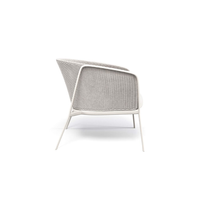 La poltrona Carousel con intreccio fitto è progettata per offrire un perfetto equilibrio tra design contemporaneo, alte prestazioni e dimensioni generose, garantendo un livello di comfort superiore. La struttura in alluminio assicura leggerezza, solidità e lunga durata nel tempo, rendendo la poltrona ideale per l’utilizzo in ambienti outdoor. Il sedile in lega di alluminio imbutito, modellato per ottenere una forma essenziale e raffinata, è fissato alla struttura mediante saldatura strutturale TIG, una tecnologia che garantisce massima resistenza, affidabilità nel tempo e un elevato standard estetico. La struttura dello schienale in acciaio funge da supporto per l’intreccio fitto in corda sintetica di alta qualità, elemento distintivo che valorizza il design della collezione. La poltrona Carousel può essere completata con un cuscino imbottito rivestito in un’ampia selezione di tessuti per esterno, progettati per resistere agli agenti atmosferici. Tutti i materiali impiegati assicurano elevata resistenza, stabilità cromatica e idrorepellenza, rendendo la poltrona particolarmente adatta a ambienti marini, spazi esterni e condizioni climatiche estreme.
