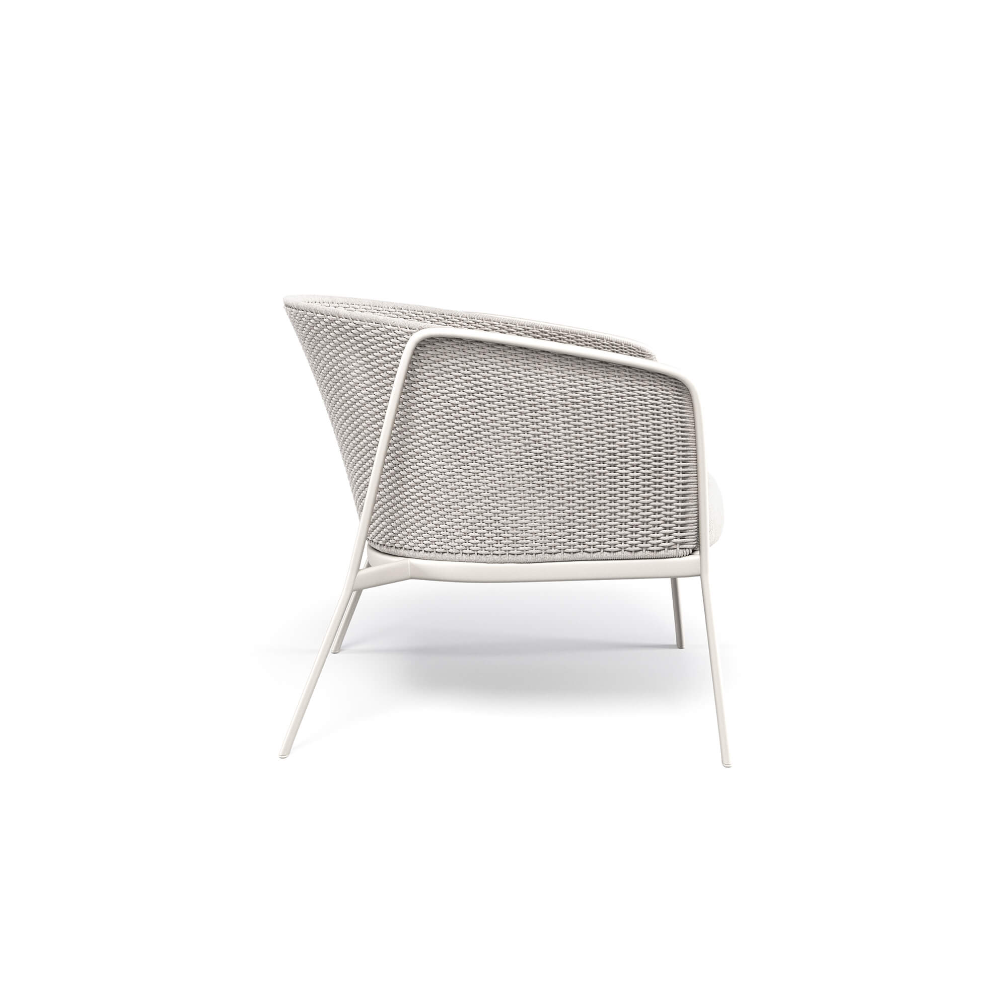 Poltrona-Carousel-in-alluminio-e-corda-sintetica La poltrona Carousel con intreccio fitto è progettata per offrire un perfetto equilibrio tra design contemporaneo, alte prestazioni e dimensioni generose, garantendo un livello di comfort superiore. La struttura in alluminio assicura leggerezza, solidità e lunga durata nel tempo, rendendo la poltrona ideale per l’utilizzo in ambienti outdoor. Il sedile in lega di alluminio imbutito, modellato per ottenere una forma essenziale e raffinata, è fissato alla struttura mediante saldatura strutturale TIG, una tecnologia che garantisce massima resistenza, affidabilità nel tempo e un elevato standard estetico. La struttura dello schienale in acciaio funge da supporto per l’intreccio fitto in corda sintetica di alta qualità, elemento distintivo che valorizza il design della collezione. La poltrona Carousel può essere completata con un cuscino imbottito rivestito in un’ampia selezione di tessuti per esterno, progettati per resistere agli agenti atmosferici. Tutti i materiali impiegati assicurano elevata resistenza, stabilità cromatica e idrorepellenza, rendendo la poltrona particolarmente adatta a ambienti marini, spazi esterni e condizioni climatiche estreme.