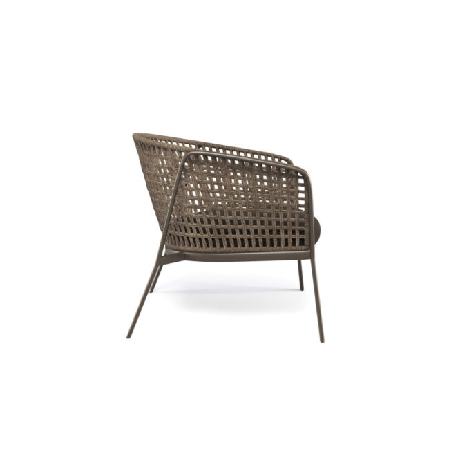 La poltrona Carousel con intreccio quadrato è progettata per offrire un perfetto equilibrio tra design contemporaneo, alte prestazioni e dimensioni generose, garantendo un livello di comfort superiore. La struttura in alluminio assicura leggerezza, solidità e lunga durata nel tempo, rendendo la poltrona ideale per l’utilizzo in ambienti outdoor. Il sedile in lega di alluminio imbutito, modellato per ottenere una forma essenziale e raffinata, è fissato alla struttura mediante saldatura strutturale TIG, una tecnologia che garantisce massima resistenza, affidabilità nel tempo e un elevato standard estetico. La struttura dello schienale in acciaio funge da supporto per l’intreccio quadrato della corda sintetica di alta qualità, elemento distintivo che valorizza il design della collezione. La poltrona Carousel può essere completata con un cuscino imbottito rivestito in un’ampia selezione di tessuti per esterno, progettati per resistere agli agenti atmosferici. Tutti i materiali impiegati assicurano elevata resistenza, stabilità cromatica e idrorepellenza, rendendo la poltrona particolarmente adatta a ambienti marini, spazi esterni e condizioni climatiche estreme.