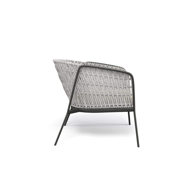La poltroncina Carousel con intreccio piatto è pensata per combinare design contemporaneo e alte prestazioni, rendendola una soluzione ideale per progetti di arredo outdoor e arredamento per esterni di alta qualità. La struttura a cavalletto in tubolare di alluminio garantisce leggerezza, robustezza e durabilità nel tempo, risultando perfetta per l’utilizzo in ambienti esterni. Il sedile in lega di alluminio imbutita, modellato per ottenere una forma essenziale ed elegante, è fissato alla struttura tramite saldatura strutturale TIG, una tecnologia che assicura massima resistenza, affidabilità nel tempo e un elevato standard estetico. La struttura dello schienale in acciaio supporta l’intreccio piatto della corda sintetica di alta qualità, elemento distintivo che valorizza il design della poltroncina. Per un comfort ottimale, la poltroncina Carousel può essere completata con un cuscino imbottito rivestito in un’ampia gamma di tessuti outdoor, progettati per resistere agli agenti atmosferici. Tutti i materiali impiegati offrono elevata resistenza, stabilità del colore e idrorepellenza, rendendo il prodotto particolarmente indicato per ambienti marini, spazi outdoor e condizioni climatiche estreme.