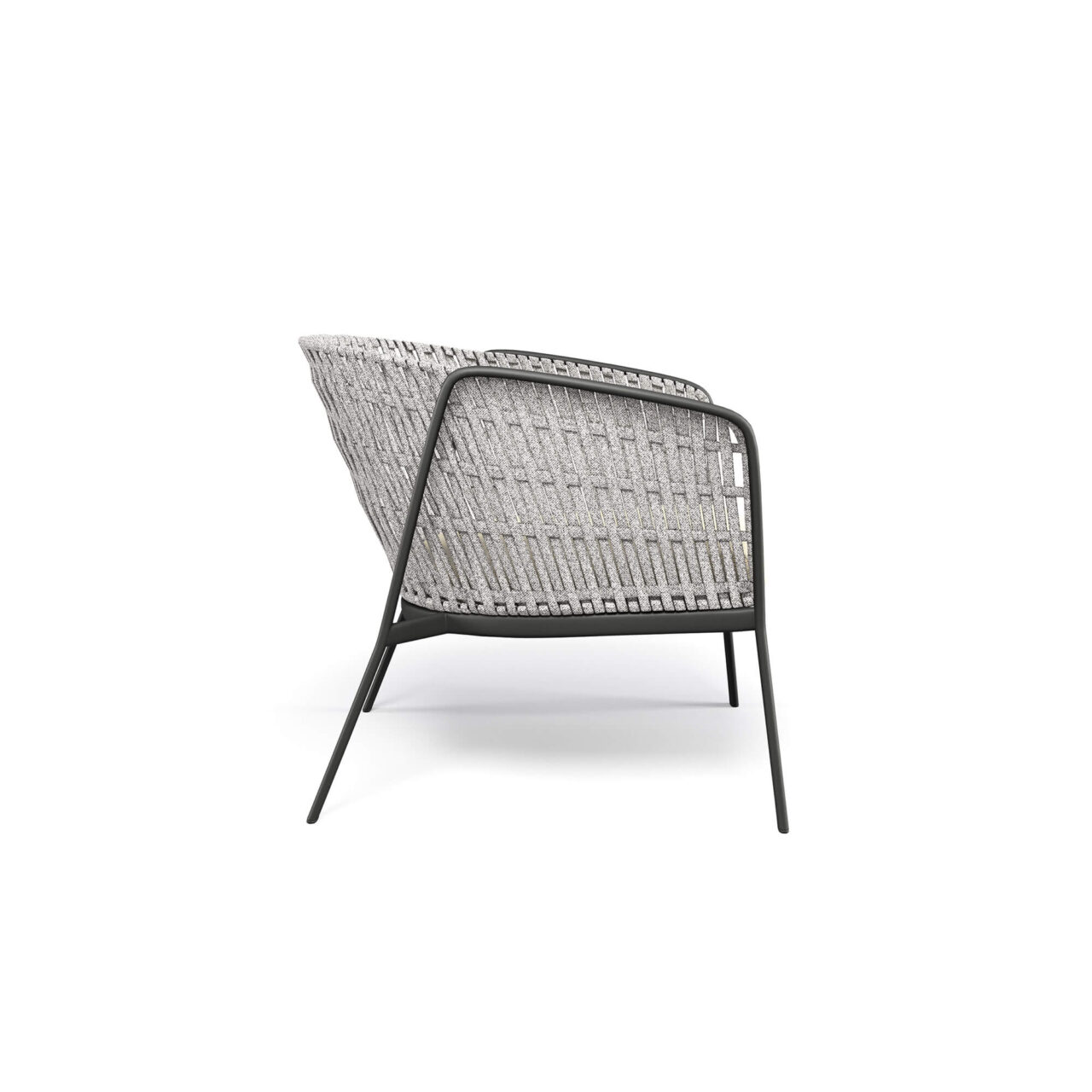 Poltrona-Carousel-in-alluminio-e-corda-sintetica2 La poltroncina Carousel con intreccio piatto è pensata per combinare design contemporaneo e alte prestazioni, rendendola una soluzione ideale per progetti di arredo outdoor e arredamento per esterni di alta qualità. La struttura a cavalletto in tubolare di alluminio garantisce leggerezza, robustezza e durabilità nel tempo, risultando perfetta per l’utilizzo in ambienti esterni. Il sedile in lega di alluminio imbutita, modellato per ottenere una forma essenziale ed elegante, è fissato alla struttura tramite saldatura strutturale TIG, una tecnologia che assicura massima resistenza, affidabilità nel tempo e un elevato standard estetico. La struttura dello schienale in acciaio supporta l’intreccio piatto della corda sintetica di alta qualità, elemento distintivo che valorizza il design della poltroncina. Per un comfort ottimale, la poltroncina Carousel può essere completata con un cuscino imbottito rivestito in un’ampia gamma di tessuti outdoor, progettati per resistere agli agenti atmosferici. Tutti i materiali impiegati offrono elevata resistenza, stabilità del colore e idrorepellenza, rendendo il prodotto particolarmente indicato per ambienti marini, spazi outdoor e condizioni climatiche estreme.