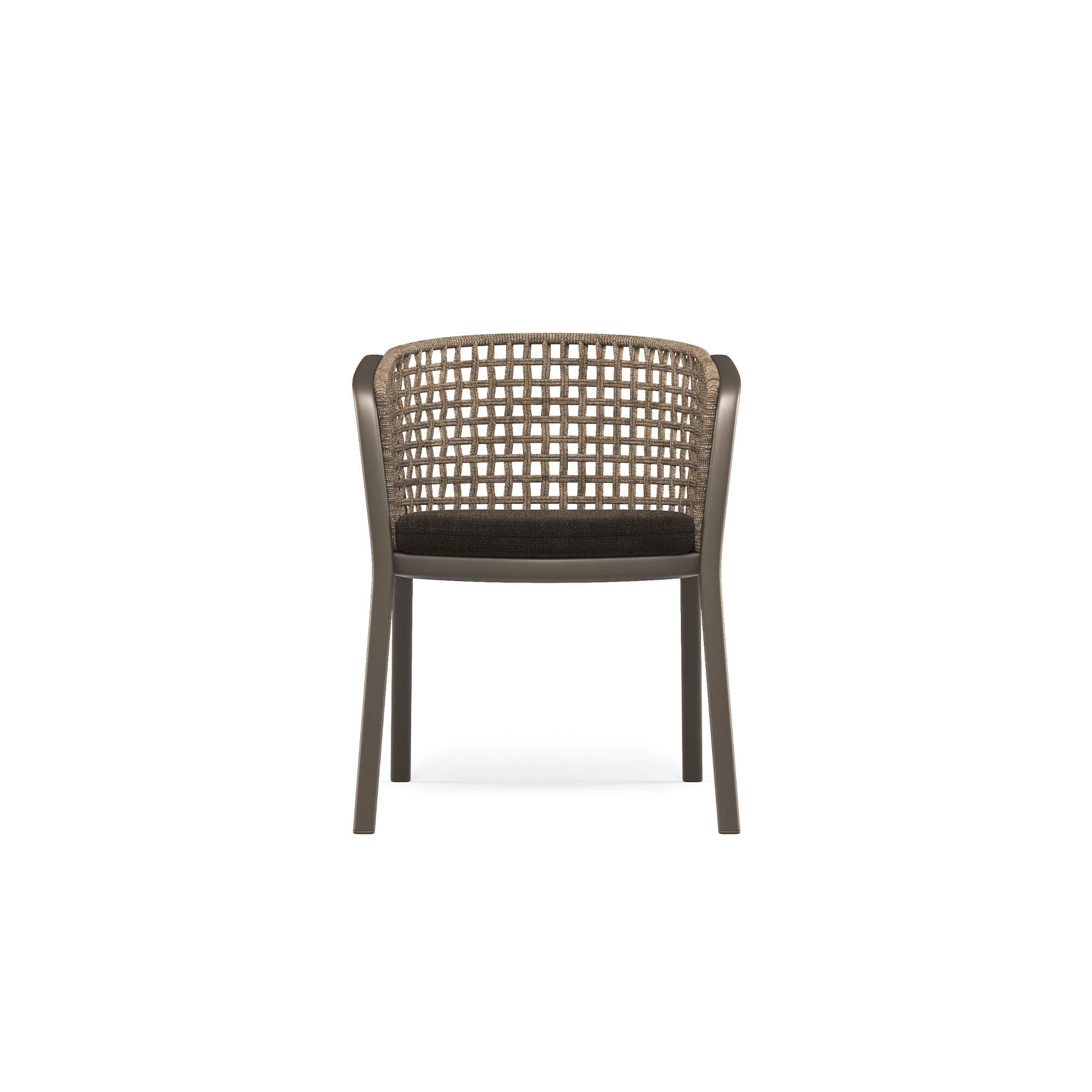 Poltroncina-Carousel-da-giardino-in-Alluminio-e-Corda-sintetica-EMU-arredamenti-da-esterno1 La poltroncina Carousel con intreccio quadrato è progettata per unire design contemporaneo e alte prestazioni, risultando ideale per progetti di arredo outdoor di qualità. La struttura a cavalletto in tubolare di alluminio assicura leggerezza, solidità e lunga durata, caratteristiche che la rendono perfetta per l’utilizzo in ambienti esterni. Il sedile in lega di alluminio imbutita, lavorato per ottenere una forma essenziale ed elegante, è fissato alla struttura tramite saldatura strutturale TIG, una tecnologia che garantisce massima resistenza, affidabilità nel tempo e un elevato standard estetico. La struttura dello schienale in acciaio funge da supporto per l’intreccio quadrato in corda sintetica di alta qualità, elemento distintivo del design. Per un comfort superiore, la poltroncina Carousel può essere completata con un cuscino imbottito rivestito in un’ampia selezione di tessuti outdoor, progettati per resistere agli agenti atmosferici. Tutti i materiali utilizzati assicurano elevata resistenza, stabilità cromatica e idrorepellenza, rendendo il prodotto particolarmente adatto a ambienti marini, spazi esterni e condizioni climatiche estreme.