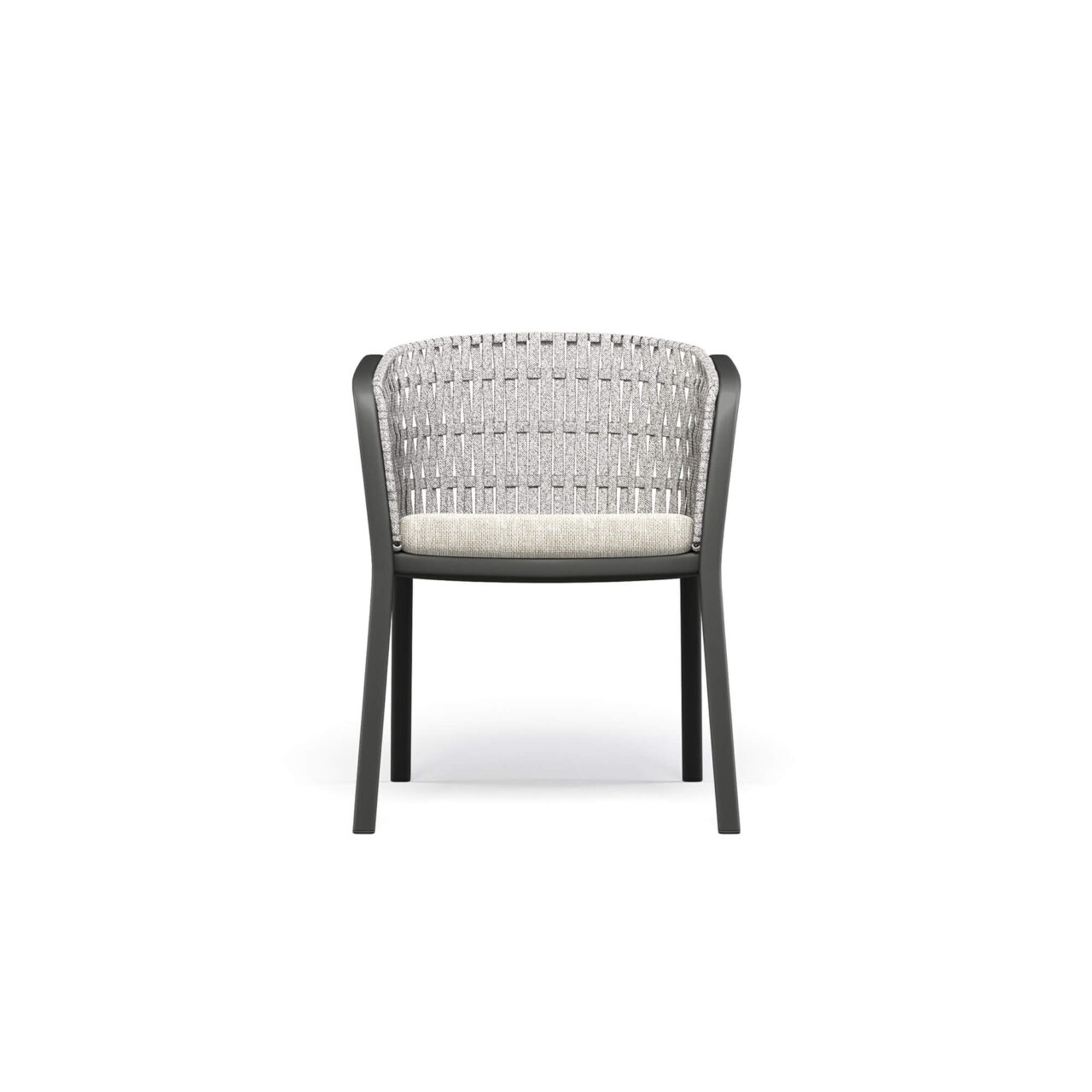 Poltroncina-Carousel-da-giardino-in-Alluminio-e-Corda-sintetica-EMU-arredamenti-da-esterno2 La poltroncina Carousel con intreccio piatto è pensata per combinare design contemporaneo e alte prestazioni, rendendola una soluzione ideale per progetti di arredo outdoor e arredamento per esterni di alta qualità. La struttura a cavalletto in tubolare di alluminio garantisce leggerezza, robustezza e durabilità nel tempo, risultando perfetta per l’utilizzo in ambienti esterni. Il sedile in lega di alluminio imbutita, modellato per ottenere una forma essenziale ed elegante, è fissato alla struttura tramite saldatura strutturale TIG, una tecnologia che assicura massima resistenza, affidabilità nel tempo e un elevato standard estetico. La struttura dello schienale in acciaio supporta l’intreccio piatto della corda sintetica di alta qualità, elemento distintivo che valorizza il design della poltroncina. Per un comfort ottimale, la poltroncina Carousel può essere completata con un cuscino imbottito rivestito in un’ampia gamma di tessuti outdoor, progettati per resistere agli agenti atmosferici. Tutti i materiali impiegati offrono elevata resistenza, stabilità del colore e idrorepellenza, rendendo il prodotto particolarmente indicato per ambienti marini, spazi outdoor e condizioni climatiche estreme.