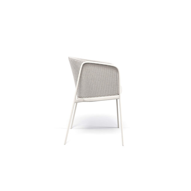 La poltroncina Carousel con intreccio fitto è progettata per combinare design contemporaneo a prestazioni elevate. La struttura a cavalletto in tubolare di alluminio garantisce leggerezza, resistenza e durabilità, rendendola perfetta per l’uso in ambienti outdoor. Il sedile in lega di alluminio imbutita, lavorato per ottenere una forma essenziale e pulita, è fissato alla struttura tramite saldatura strutturale TIG, una tecnologia che assicura massima solidità, lunga durata e un elevato standard estetico. La struttura dello schienale in acciaio supporta l’intreccio fitto della corda sintetica di alta qualità. Per aumentare il comfort, la poltroncina Carousel può essere completata con un cuscino imbottito rivestito in un’ampia gamma di tessuti per esterno, studiati per resistere agli agenti atmosferici. Tutti i materiali utilizzati offrono elevata resistenza, stabilità del colore e idrorepellenza, rendendo il prodotto particolarmente adatto a ambienti marini, spazi esterni e condizioni climatiche estreme.