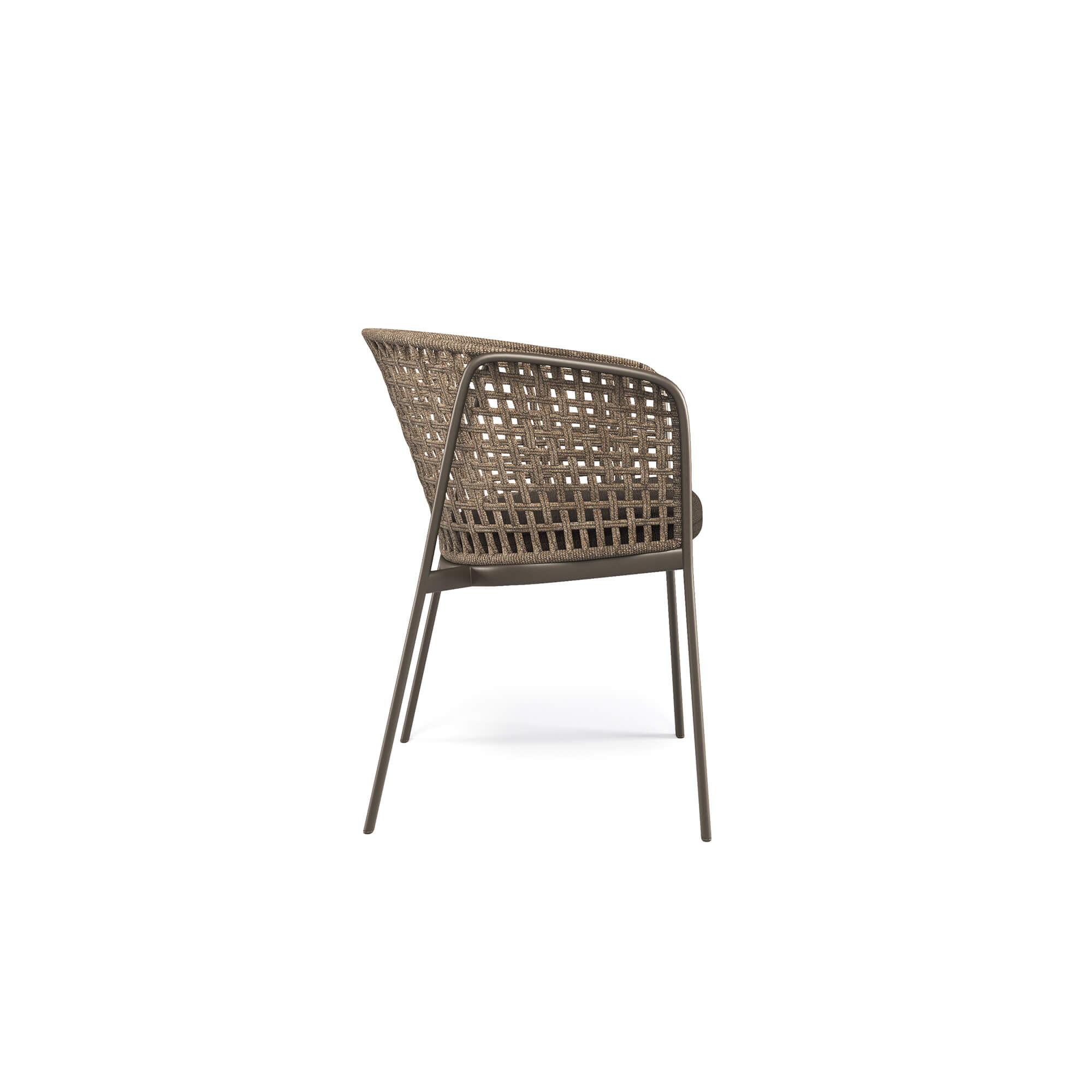 Poltroncina-Carousel-in-alluminio-e-corda-sintetica1 La poltroncina Carousel con intreccio quadrato è progettata per unire design contemporaneo e alte prestazioni, risultando ideale per progetti di arredo outdoor di qualità. La struttura a cavalletto in tubolare di alluminio assicura leggerezza, solidità e lunga durata, caratteristiche che la rendono perfetta per l’utilizzo in ambienti esterni. Il sedile in lega di alluminio imbutita, lavorato per ottenere una forma essenziale ed elegante, è fissato alla struttura tramite saldatura strutturale TIG, una tecnologia che garantisce massima resistenza, affidabilità nel tempo e un elevato standard estetico. La struttura dello schienale in acciaio funge da supporto per l’intreccio quadrato in corda sintetica di alta qualità, elemento distintivo del design. Per un comfort superiore, la poltroncina Carousel può essere completata con un cuscino imbottito rivestito in un’ampia selezione di tessuti outdoor, progettati per resistere agli agenti atmosferici. Tutti i materiali utilizzati assicurano elevata resistenza, stabilità cromatica e idrorepellenza, rendendo il prodotto particolarmente adatto a ambienti marini, spazi esterni e condizioni climatiche estreme.