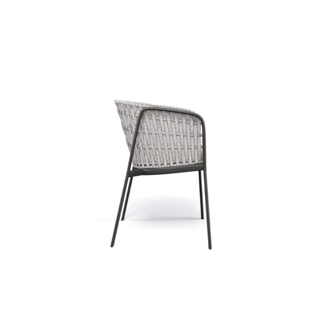 La poltroncina Carousel con intreccio piatto è pensata per combinare design contemporaneo e alte prestazioni, rendendola una soluzione ideale per progetti di arredo outdoor e arredamento per esterni di alta qualità. La struttura a cavalletto in tubolare di alluminio garantisce leggerezza, robustezza e durabilità nel tempo, risultando perfetta per l’utilizzo in ambienti esterni. Il sedile in lega di alluminio imbutita, modellato per ottenere una forma essenziale ed elegante, è fissato alla struttura tramite saldatura strutturale TIG, una tecnologia che assicura massima resistenza, affidabilità nel tempo e un elevato standard estetico. La struttura dello schienale in acciaio supporta l’intreccio piatto della corda sintetica di alta qualità, elemento distintivo che valorizza il design della poltroncina. Per un comfort ottimale, la poltroncina Carousel può essere completata con un cuscino imbottito rivestito in un’ampia gamma di tessuti outdoor, progettati per resistere agli agenti atmosferici. Tutti i materiali impiegati offrono elevata resistenza, stabilità del colore e idrorepellenza, rendendo il prodotto particolarmente indicato per ambienti marini, spazi outdoor e condizioni climatiche estreme.