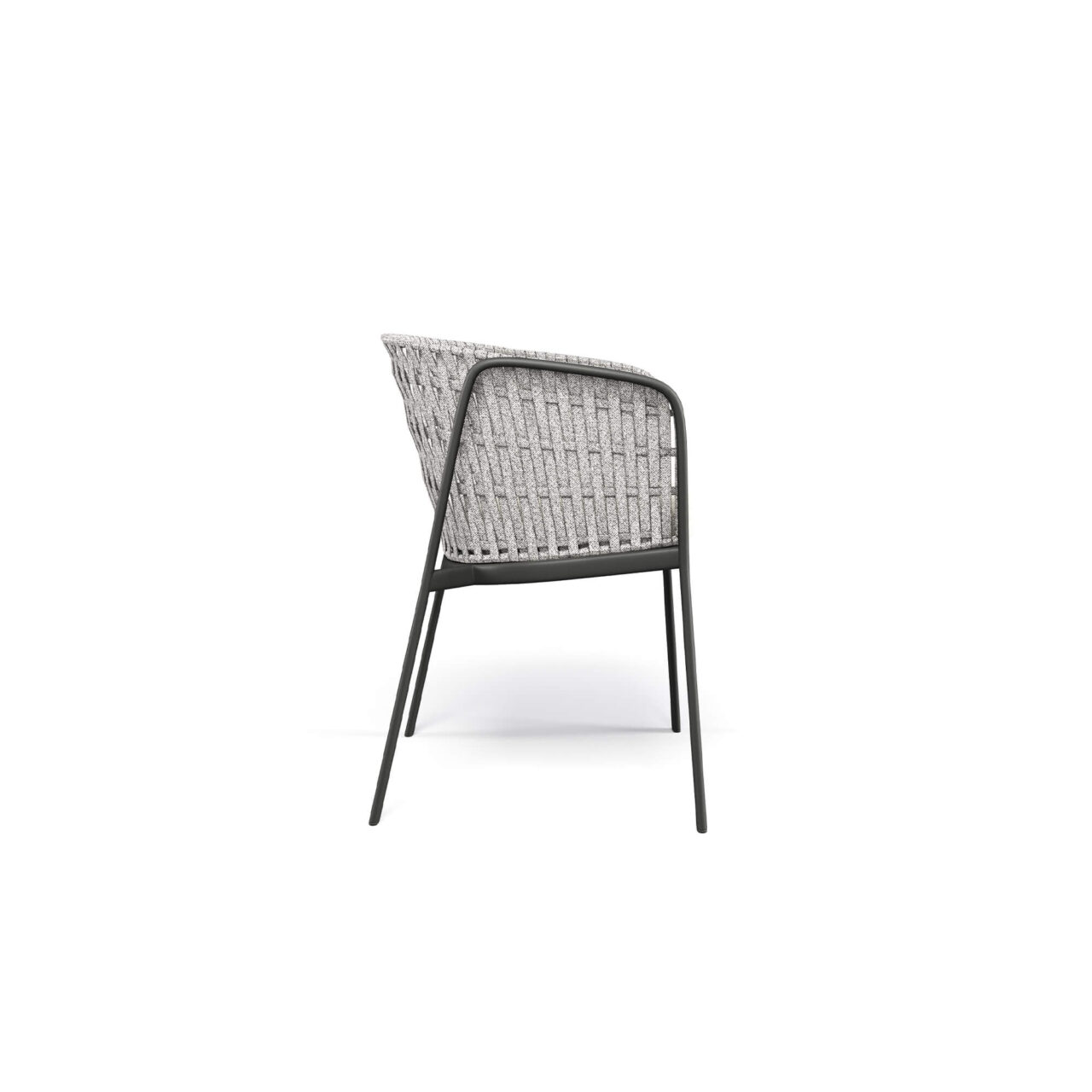 Poltroncina-Carousel-in-alluminio-e-corda-sintetica2 La poltroncina Carousel con intreccio piatto è pensata per combinare design contemporaneo e alte prestazioni, rendendola una soluzione ideale per progetti di arredo outdoor e arredamento per esterni di alta qualità. La struttura a cavalletto in tubolare di alluminio garantisce leggerezza, robustezza e durabilità nel tempo, risultando perfetta per l’utilizzo in ambienti esterni. Il sedile in lega di alluminio imbutita, modellato per ottenere una forma essenziale ed elegante, è fissato alla struttura tramite saldatura strutturale TIG, una tecnologia che assicura massima resistenza, affidabilità nel tempo e un elevato standard estetico. La struttura dello schienale in acciaio supporta l’intreccio piatto della corda sintetica di alta qualità, elemento distintivo che valorizza il design della poltroncina. Per un comfort ottimale, la poltroncina Carousel può essere completata con un cuscino imbottito rivestito in un’ampia gamma di tessuti outdoor, progettati per resistere agli agenti atmosferici. Tutti i materiali impiegati offrono elevata resistenza, stabilità del colore e idrorepellenza, rendendo il prodotto particolarmente indicato per ambienti marini, spazi outdoor e condizioni climatiche estreme.