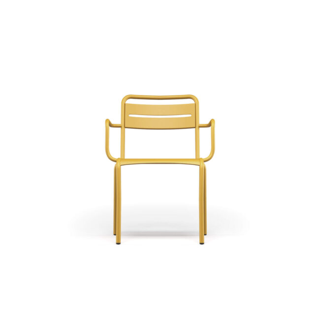La poltroncina Star è una seduta versatile che si adatta a diversi contesti outdoor, sia privati che contract, spaziando da grandi aree a spazi più contenuti. Star è una poltroncina coloratissima e informale, ideale per creare atmosfere allegre e rilassate. La seduta è ampia e comoda, perfetta per momenti all'aperto. Il design essenziale e lineare si integra facilmente in qualsiasi ambiente, valorizzando lo spazio. Per un comfort extra, è disponibile un cuscino che rende la poltroncina ancora più accogliente.