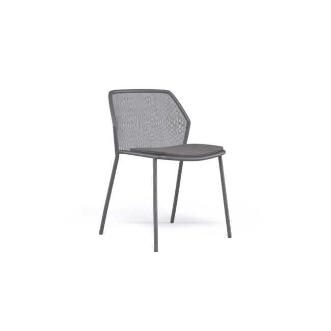 Le proporzioni ergonomiche e la leggerezza del design garantiscono alla sedia Darwin comfort e versatilità, adatta ad ogni tipo di contesto sia privato che contract. La sedia è realizzata in acciaio e richiama temi classici reinterpretati attraverso una delicata trama in lamiera, inserita in una struttura dalle geometrie contemporanee. La texture di seduta e schienale rappresenta l’elemento distintivo dell'intera collezione Darwin, integrandosi armoniosamente con le linee strutturali.