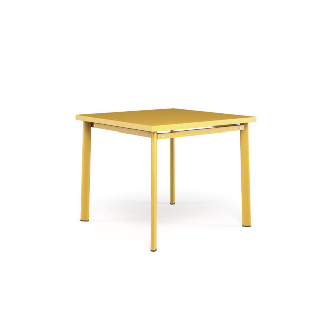 Il tavolo quadrato Star è il compagno ideale per i tuoi spazi outdoor, perfetto per ambienti privati o contract. Il suo design essenziale e lineare si integra con naturalezza, valorizzando lo spazio e invitando al relax. Versatile e colorato, Star crea atmosfere allegre e rilassate. Il piano 90x90 cm è realizzato in lamiera piena prezincata a caldo per resistere a lungo agli agenti atmosferici, mentre le gambe, anch’esse in acciaio, sono smontabili per un facile e ridotto ingombro in fase di rimessaggio.