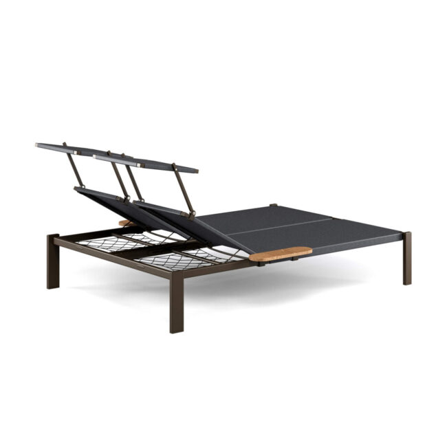 Il daybed Shine, disegnato da Arik Levy, interpreta il relax outdoor in chiave contemporanea, diventando il protagonista di terrazze, bordi piscina e giardini dal gusto raffinato. Pensato per condividere momenti di quiete e benessere, offre uno spazio ampio e accogliente dove distendersi al sole, leggere o semplicemente lasciarsi andare al ritmo lento delle giornate all’aria aperta. Il design essenziale è il suo tratto distintivo: linee pulite, struttura leggera e proporzioni equilibrate creano un’estetica sobria ed elegante, perfetta per contesti moderni e minimal. La struttura in alluminio rende il daybed Shine ideale sia per ambienti indoor che outdoor, garantendo resistenza, leggerezza e durata nel tempo. Il telo in EMU-Tex assicura comfort, traspirabilità e ottime performance anche all’esterno, mantenendo un aspetto curato ed elegante. Lo schienale regolabile permette un comfort personalizzato, mentre i dettagli in teak dei braccioli aggiungono un tocco caldo e naturale, in armonioso contrasto con il metallo. Completano il progetto le ruote a scomparsa, che consentono una facile movimentazione senza compromettere l’estetica pulita del design. Un daybed pensato per vivere il relax con naturalezza e stile, trasformando ogni spazio in una zona lounge sofisticata e senza tempo.